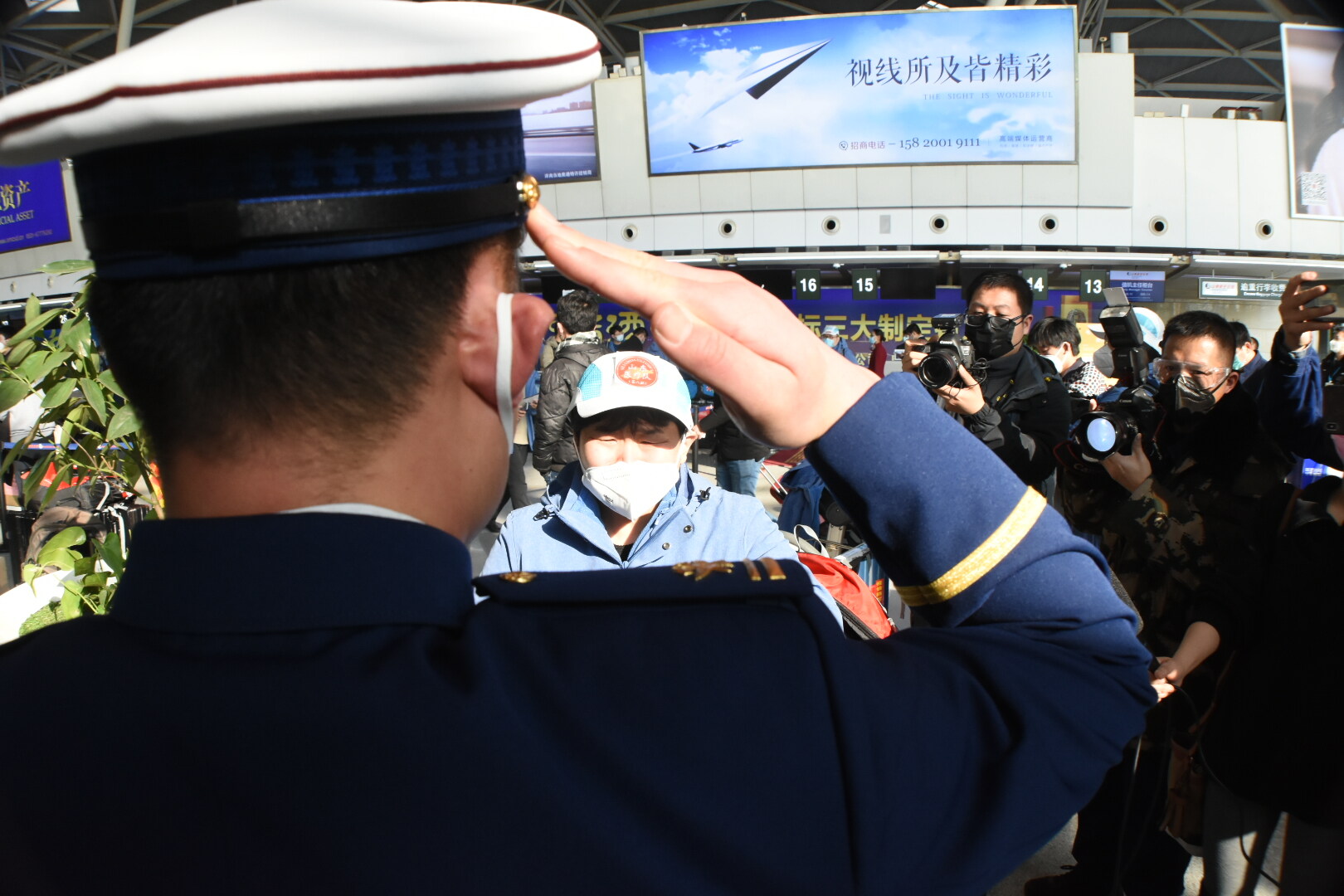 2月9日张少阳济南机场送别妻子