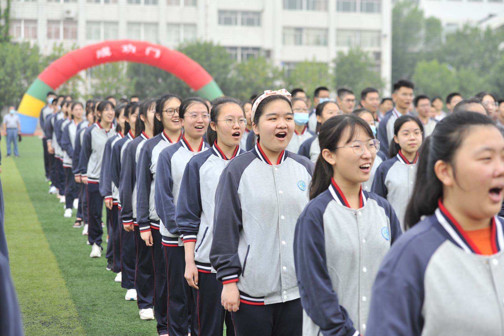 7月5日,上午7点30分,德州一中西校区的高三毕业生身穿校服,再一次齐聚