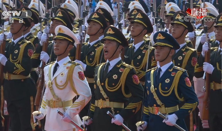 今天阅兵式上,德州小伙赵鑫在三军仪仗队手持指挥刀护卫国旗|德州云