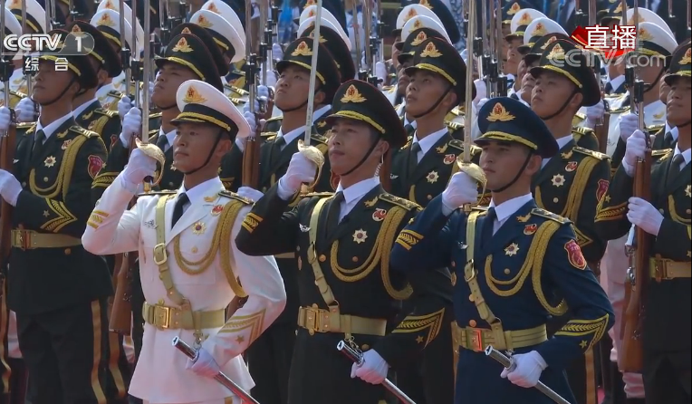 今天阅兵式上,德州小伙赵鑫在三军仪仗队手持指挥刀护卫国旗