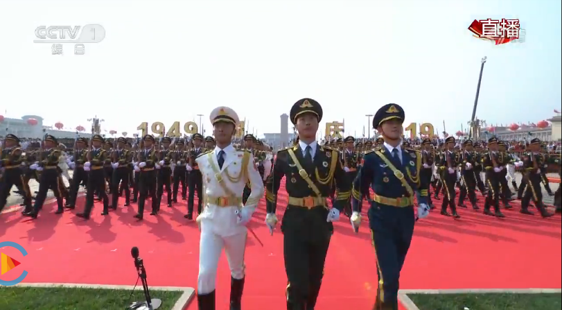 今天阅兵式上,德州小伙赵鑫在三军仪仗队手持指挥刀护卫国旗|德州云