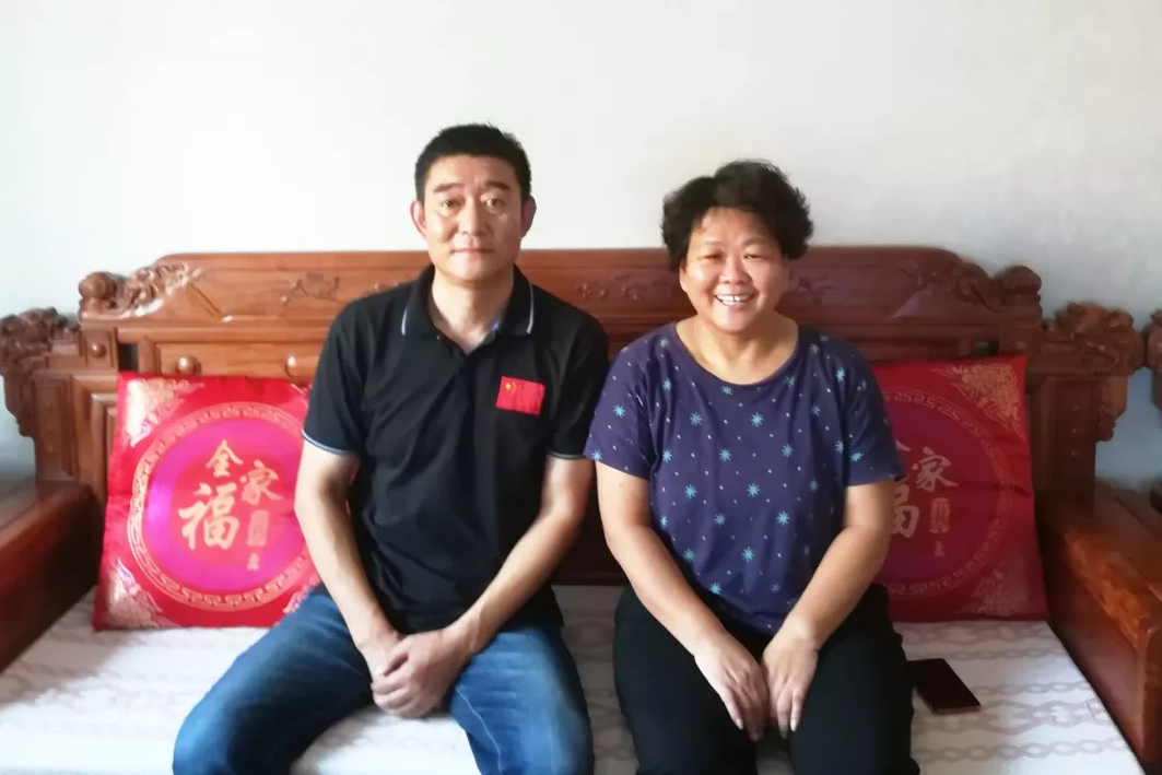 朱广宇的父母早早等在电视机前看儿子的飒爽英姿