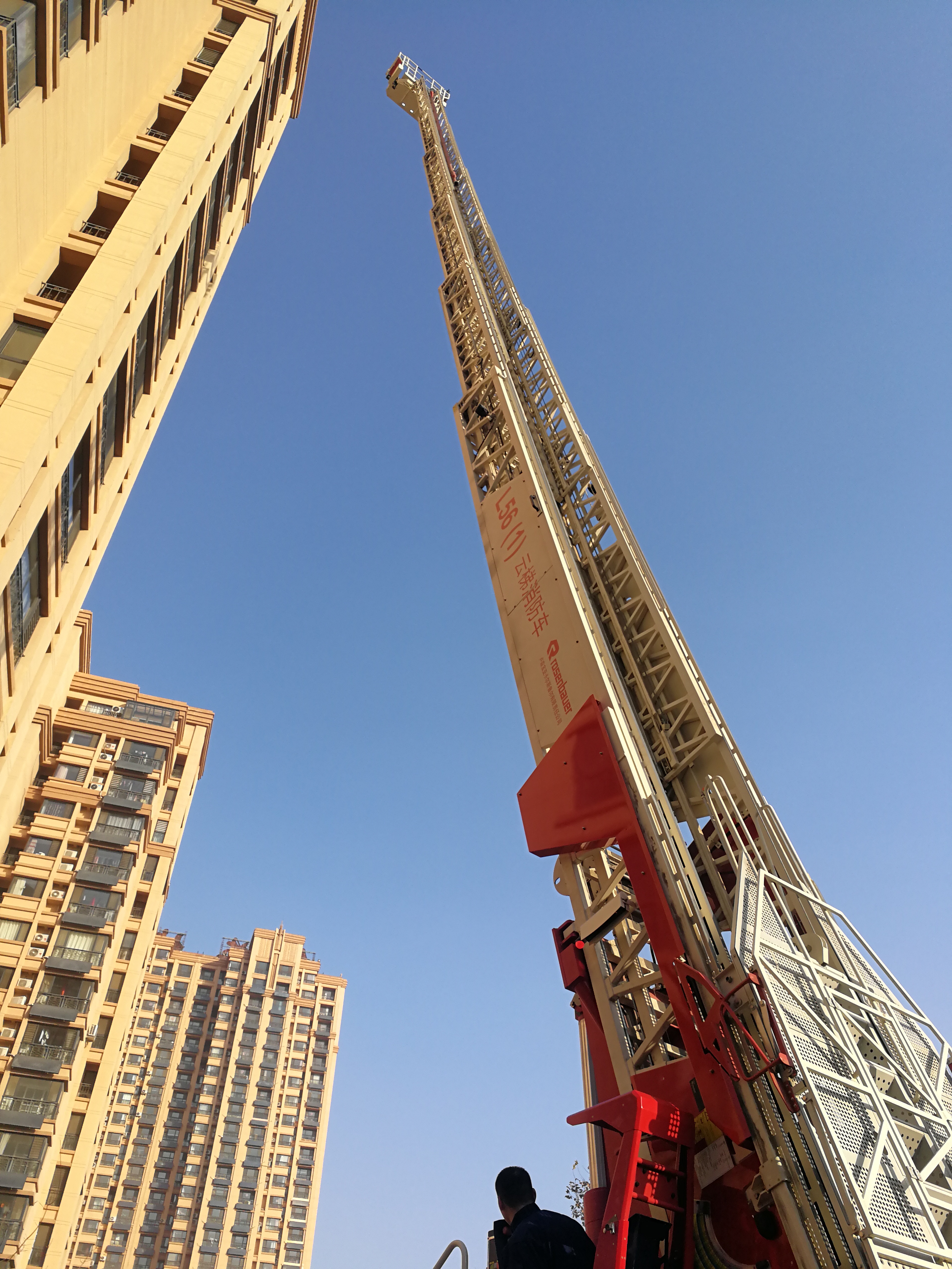 消防救援云梯升举到56米只需2分钟!