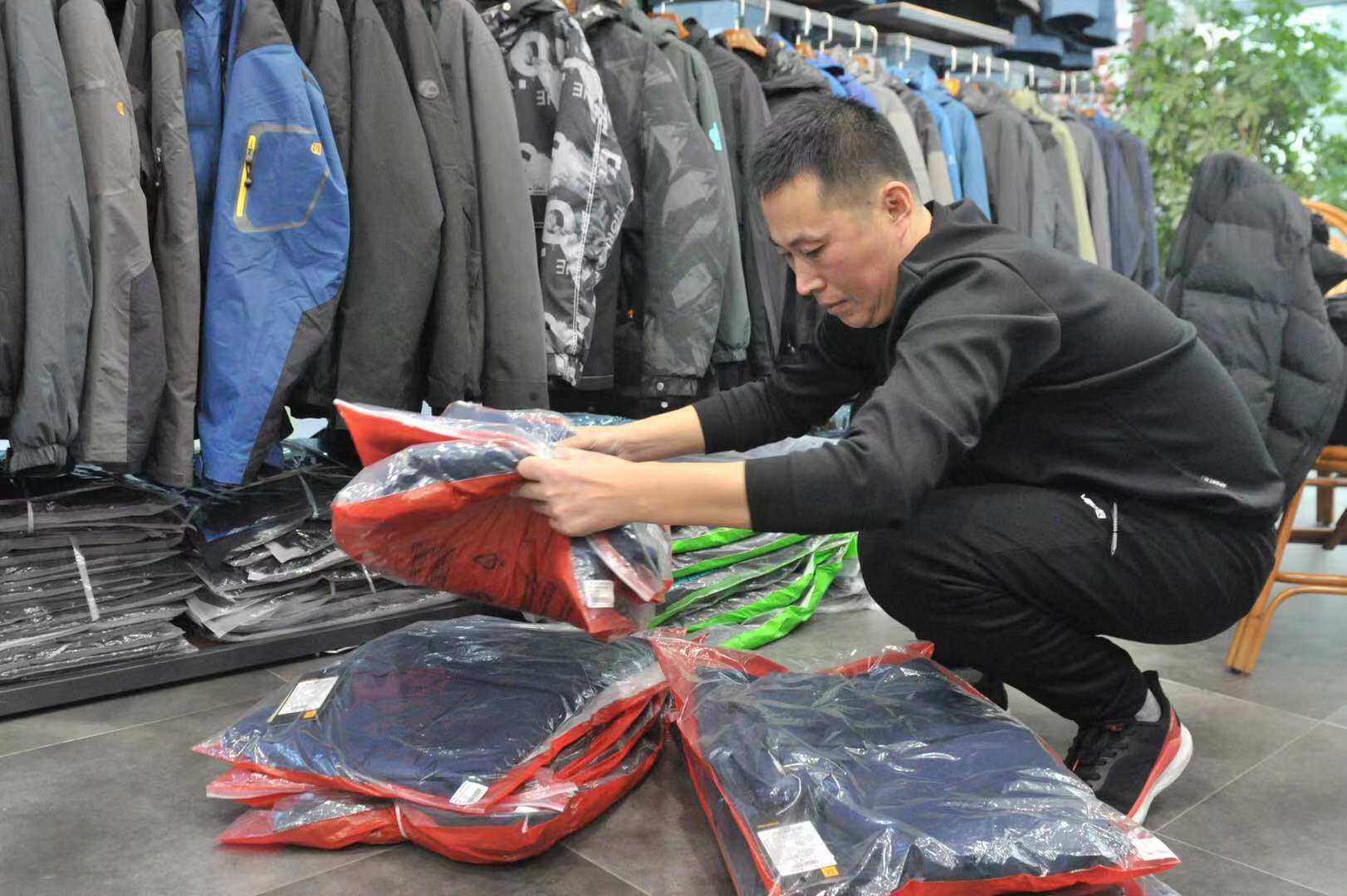 户外服装店老板田立亭:真诚服务每一位顾客|德州云-德州晚报全媒体