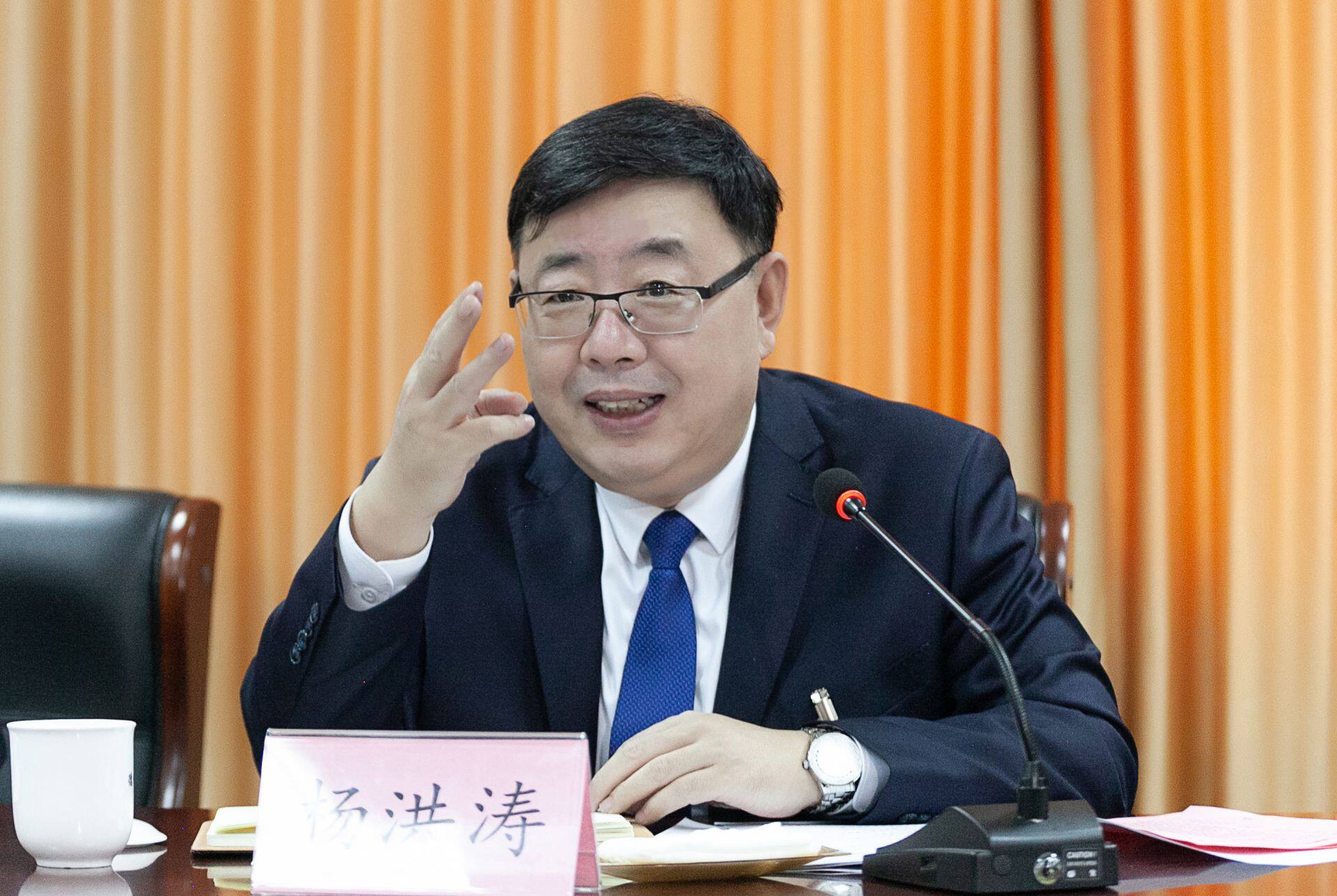 杨洪涛参加工商联界委员讨论密切政企沟通联系支持企业