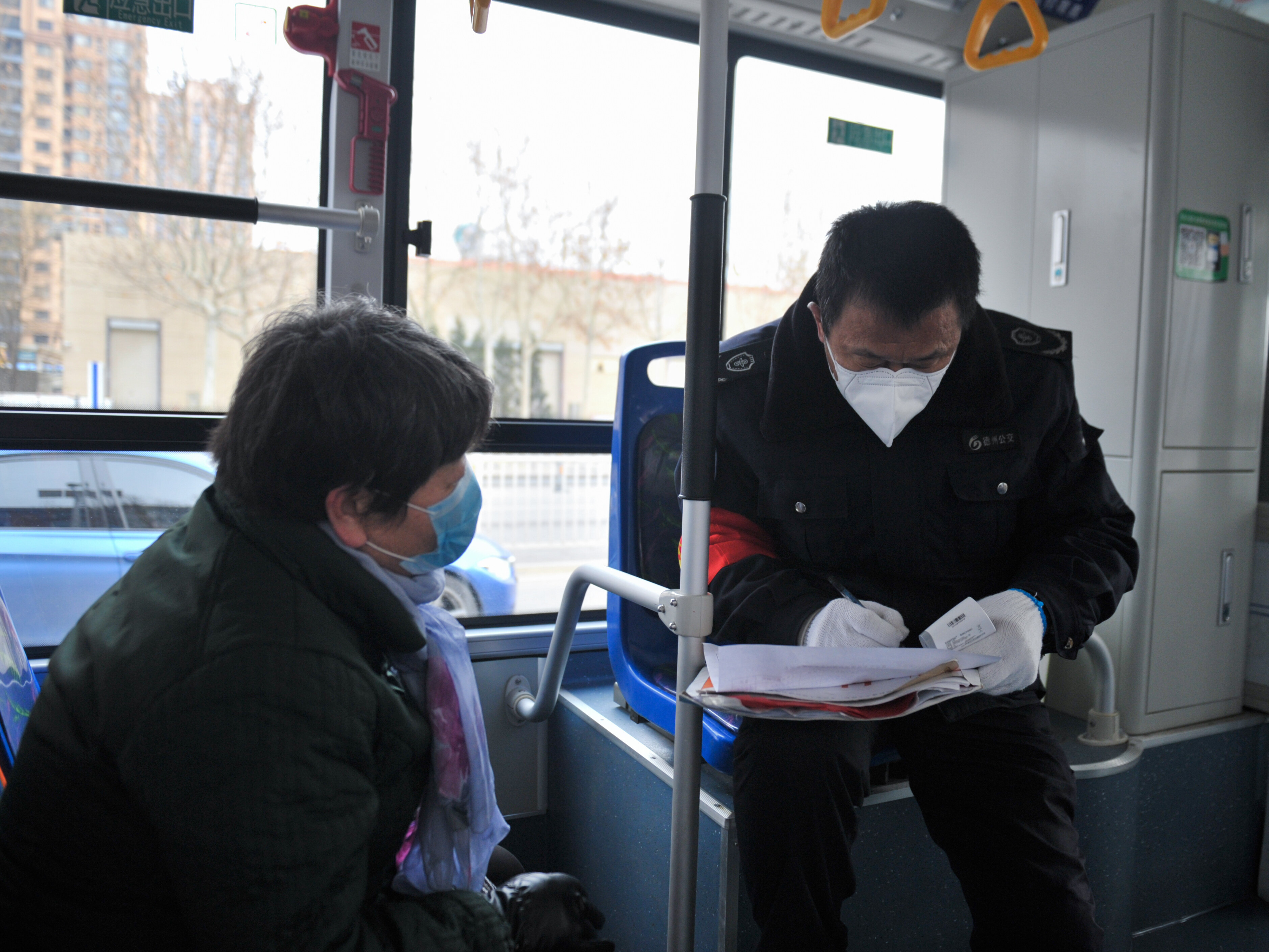 德州中心城区公交恢复运行首日乘客间隔而坐乘车需扫码登记德州云德州