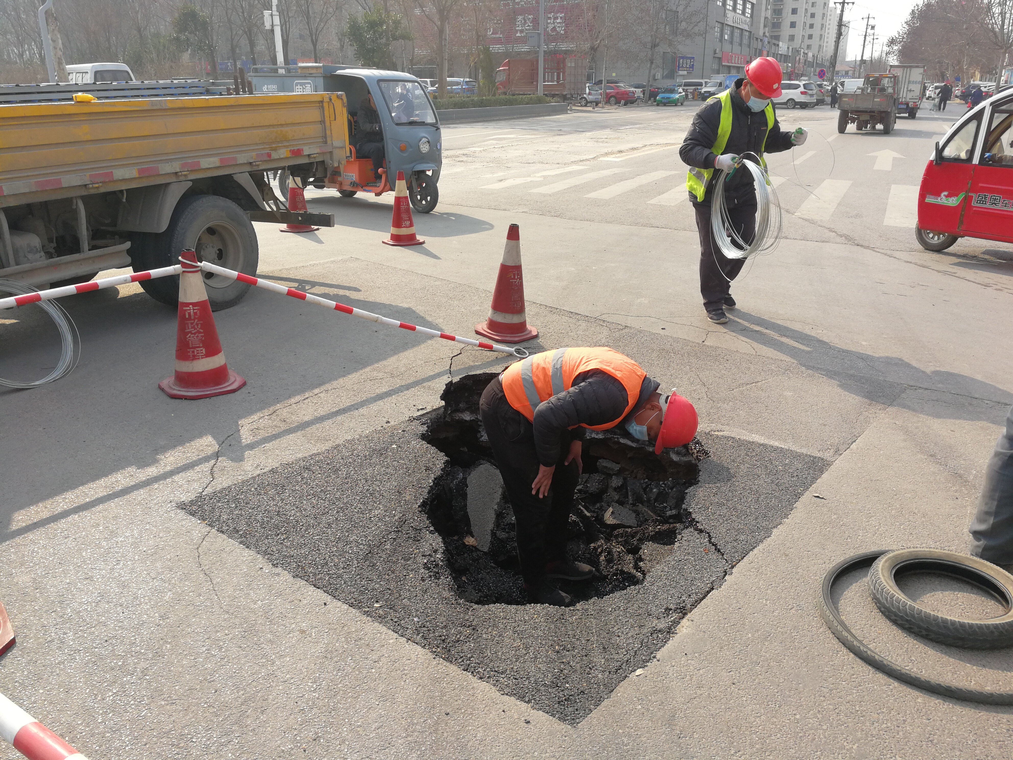 经开区东七街一处路面塌陷 市政人员正在紧急抢修|德州云-德州晚报全
