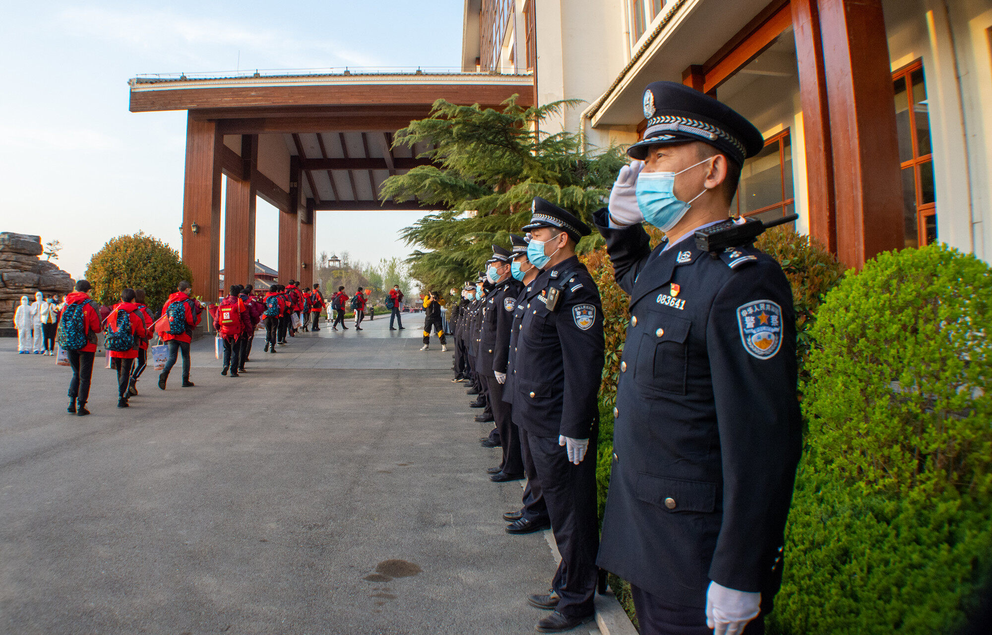 夏津县公安局的民警在现场执勤,向医疗队员敬礼,表达敬意.