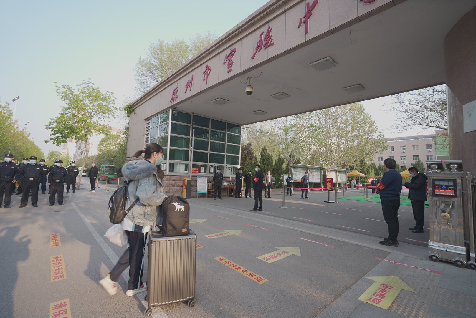 德州市实验高中,学生们陆续进入校园.