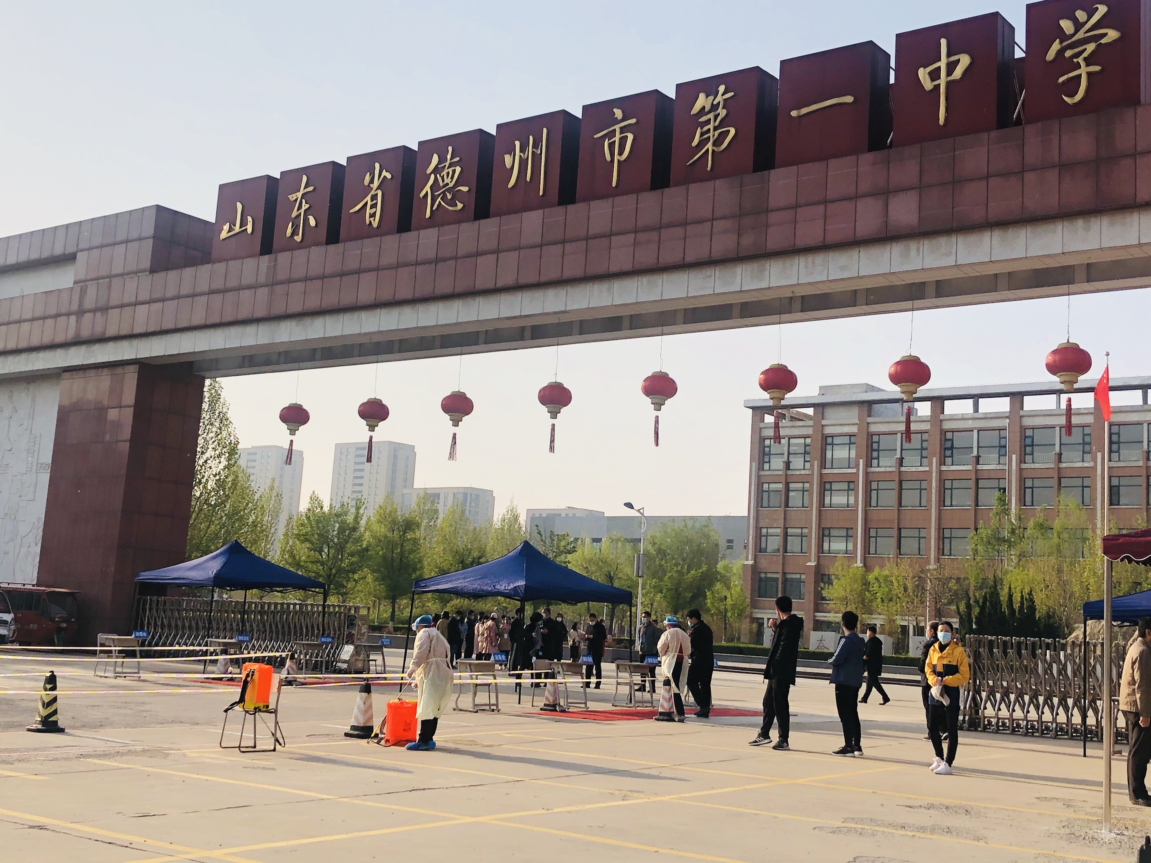 早上7点半,德州一中东校区的教职工等待第一批学生的到来.