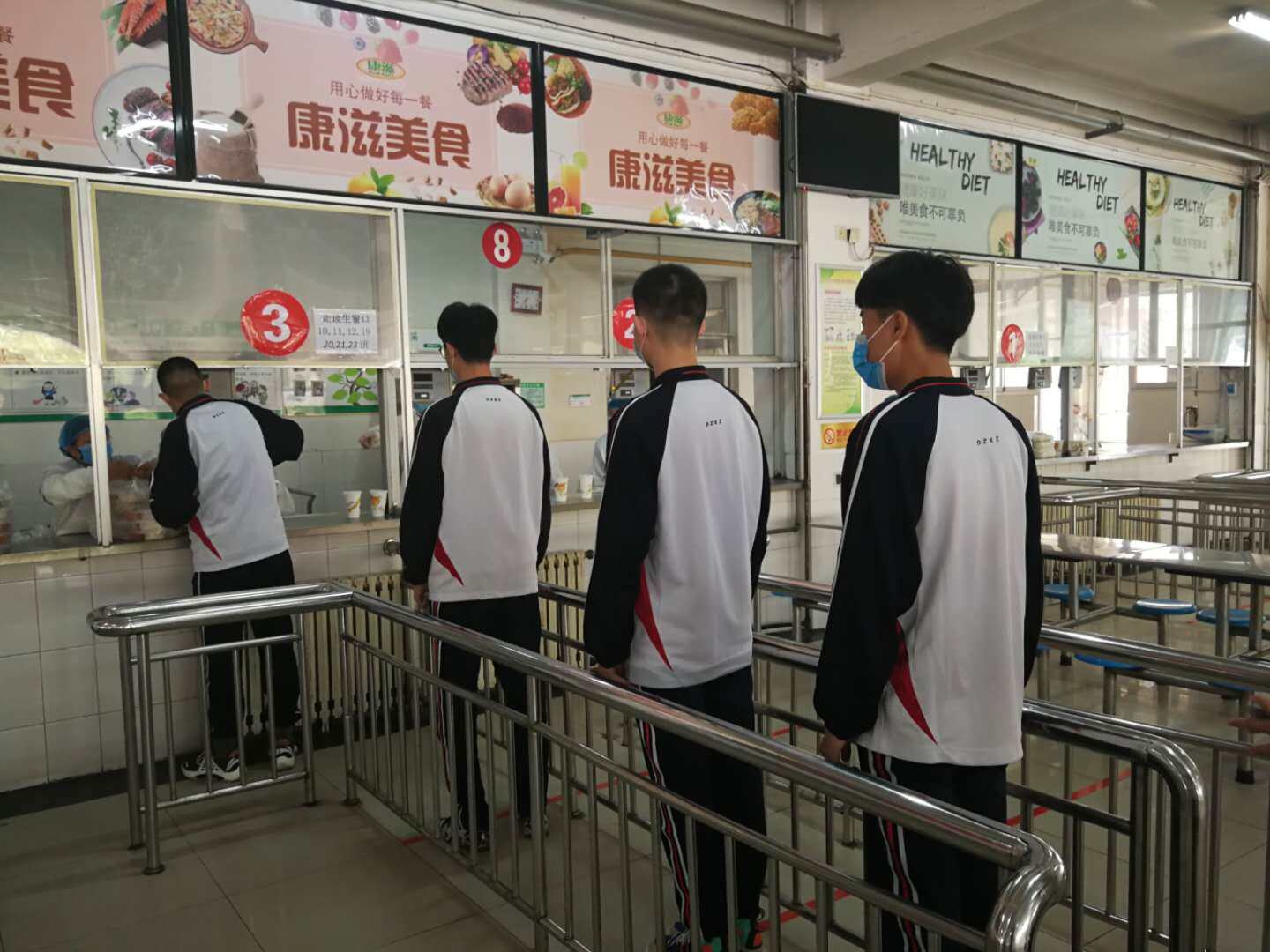 午饭时间到了,德州一中东校区的学生们按秩序排队进食堂.