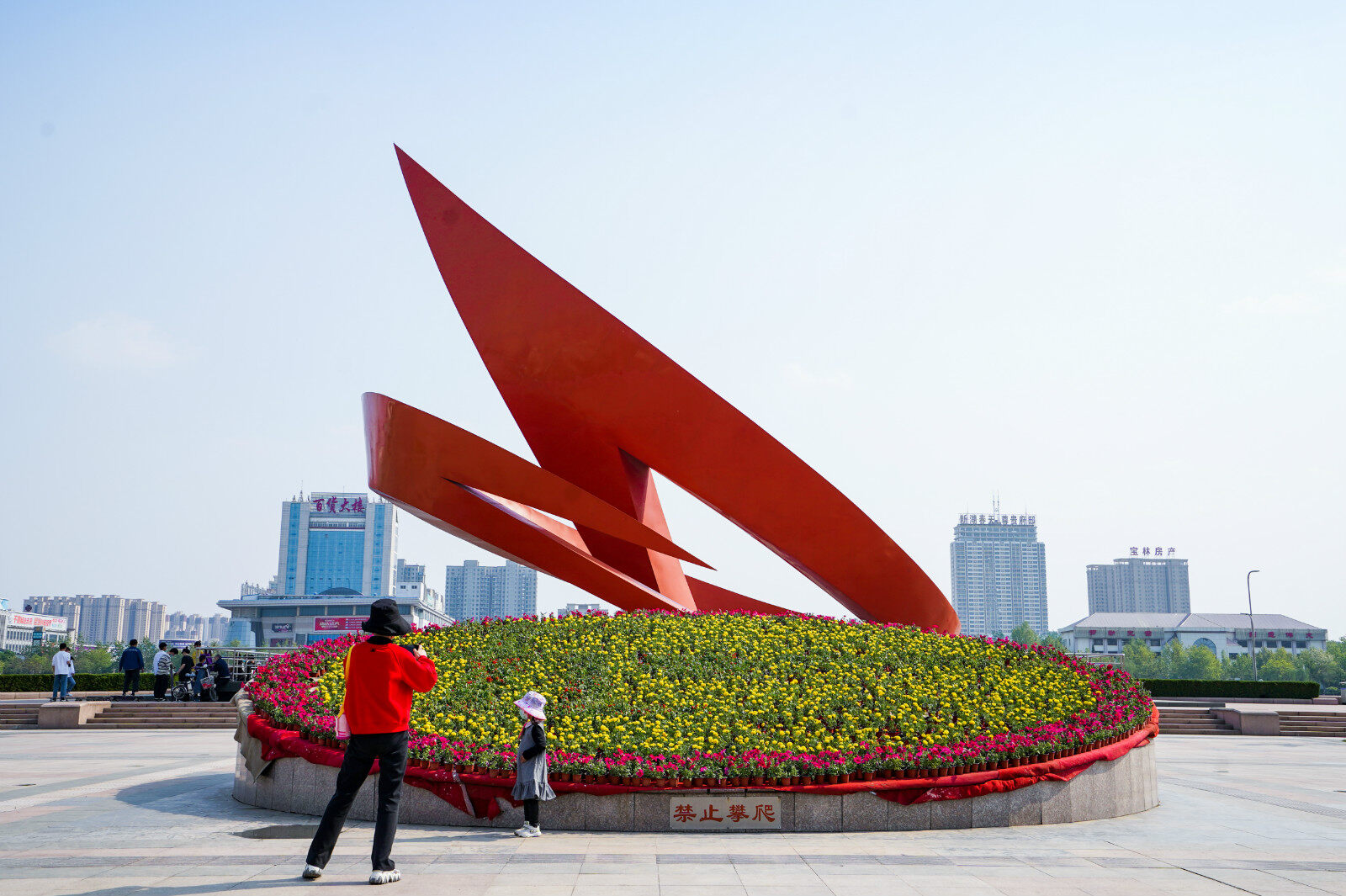 这个五一节三万余盆鲜花扮靓德州中心广场德州云德州晚报全媒体