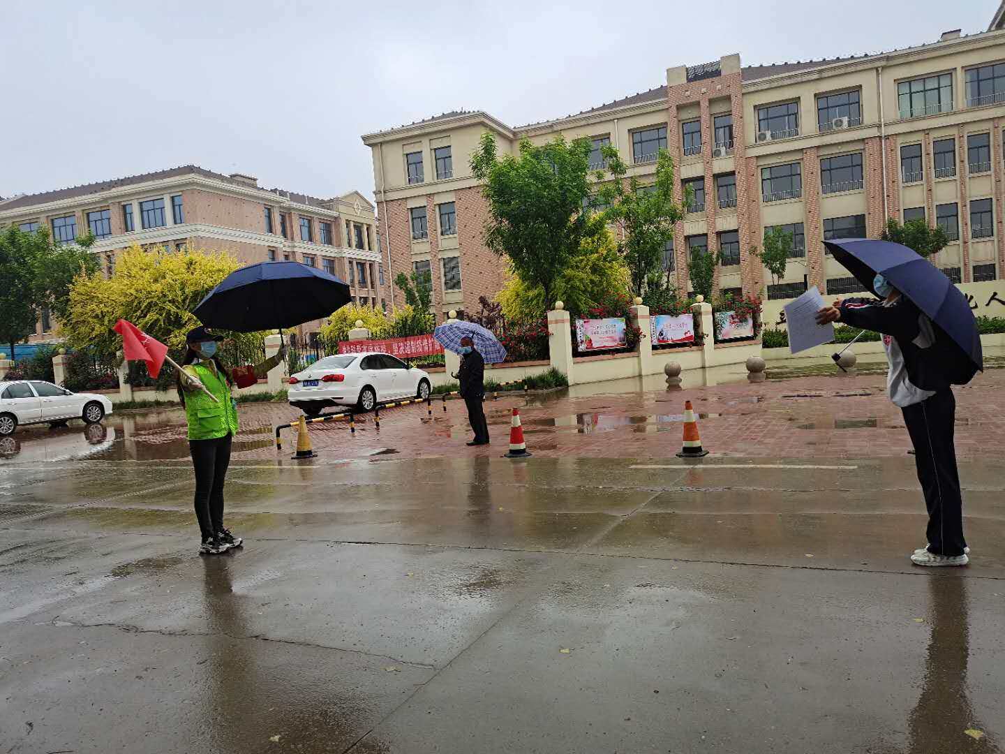 今天, 德州初中毕业班的孩子们, 终于结束了这个超长版的"寒假", 在夏