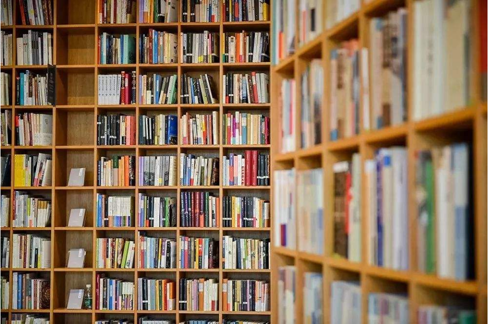 今天,我们应该感到幸运,因为公共图书馆有大量图书可供我们阅读,可以