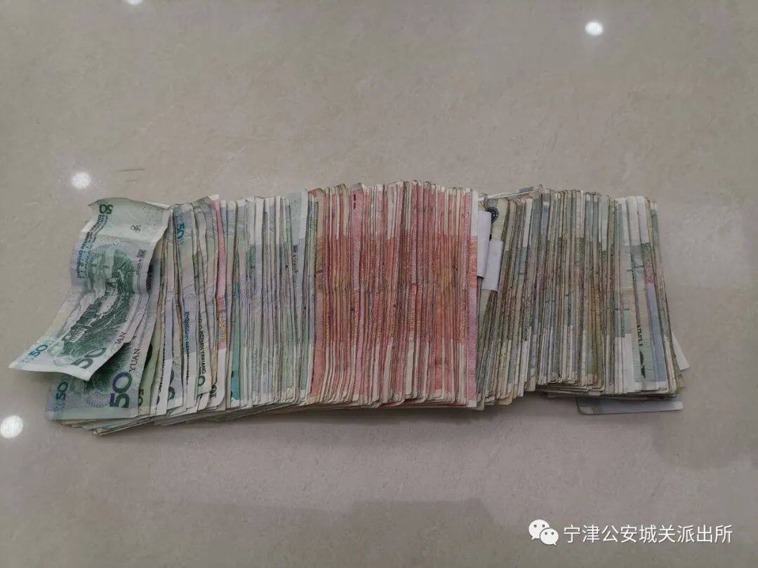 把裝有25000元現金的塑料袋弄丟了!