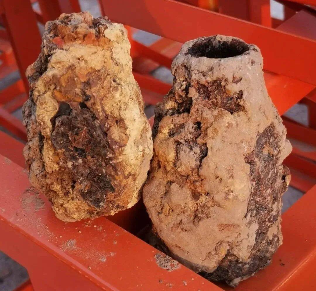 工人发现的两个"铁疙瘩"