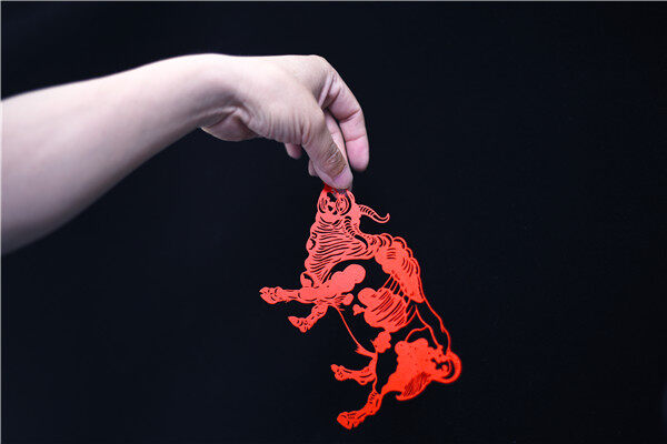 剪纸作品《龙马精神》