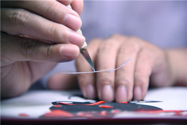 用刻刀在原稿上进行刻画