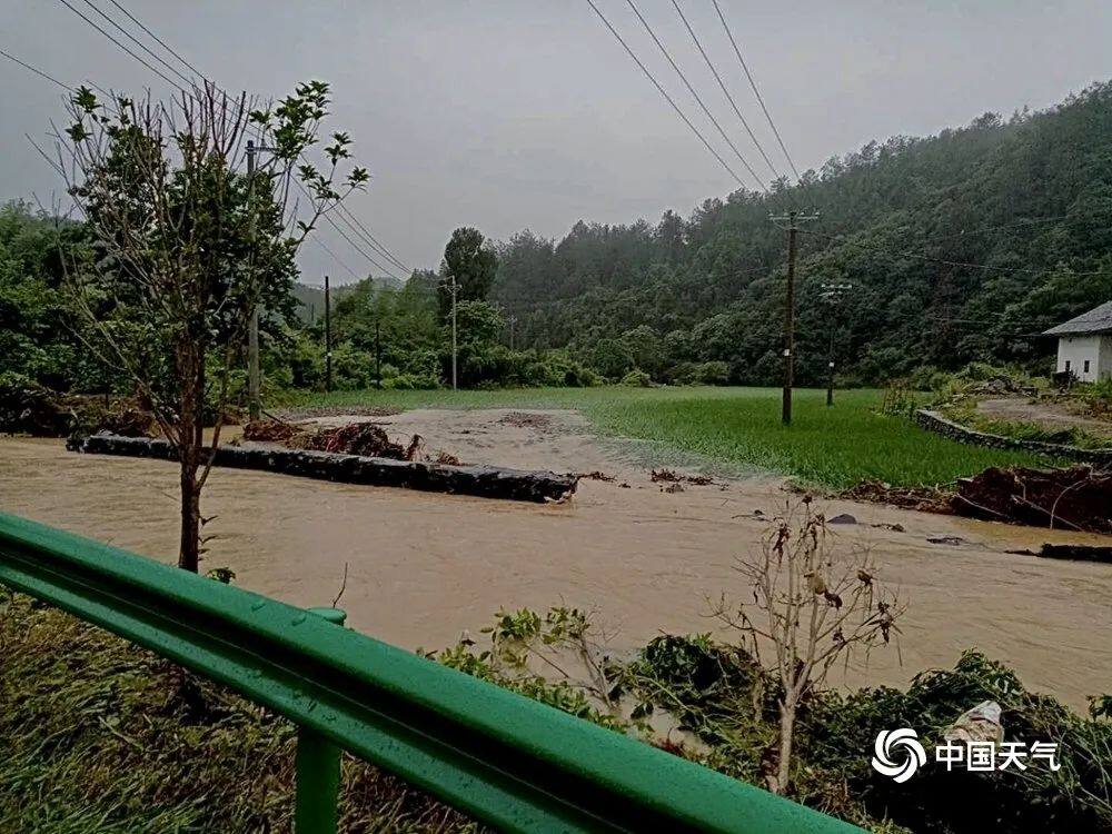 今年首個暴雨橙色預警發佈上百條河流發生超警洪水咱