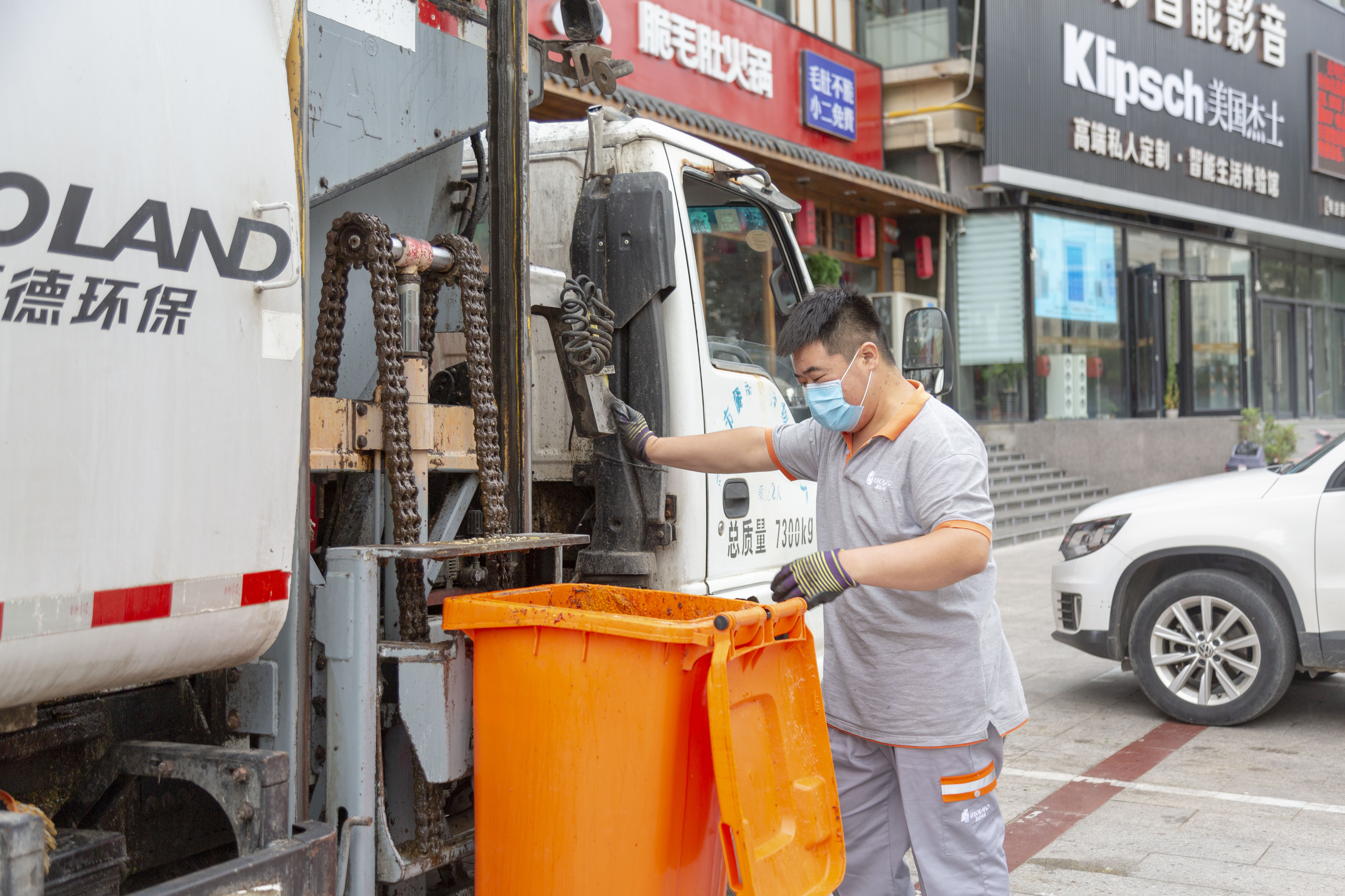 记者跟随垃圾收运员感受"餐饮浪费"| 德州主城区每天产生餐厨垃圾75吨
