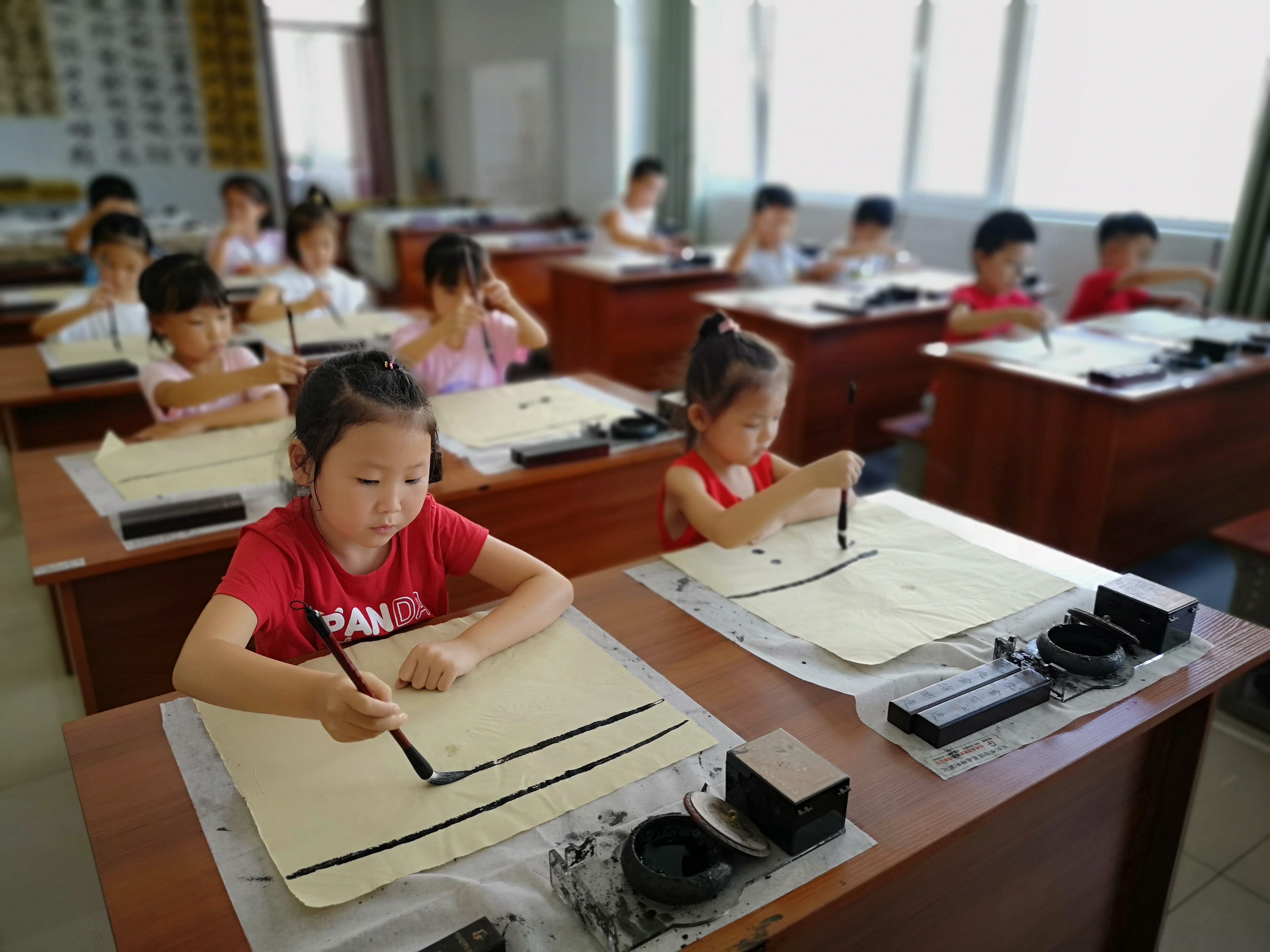 学生练毛笔字照片图片