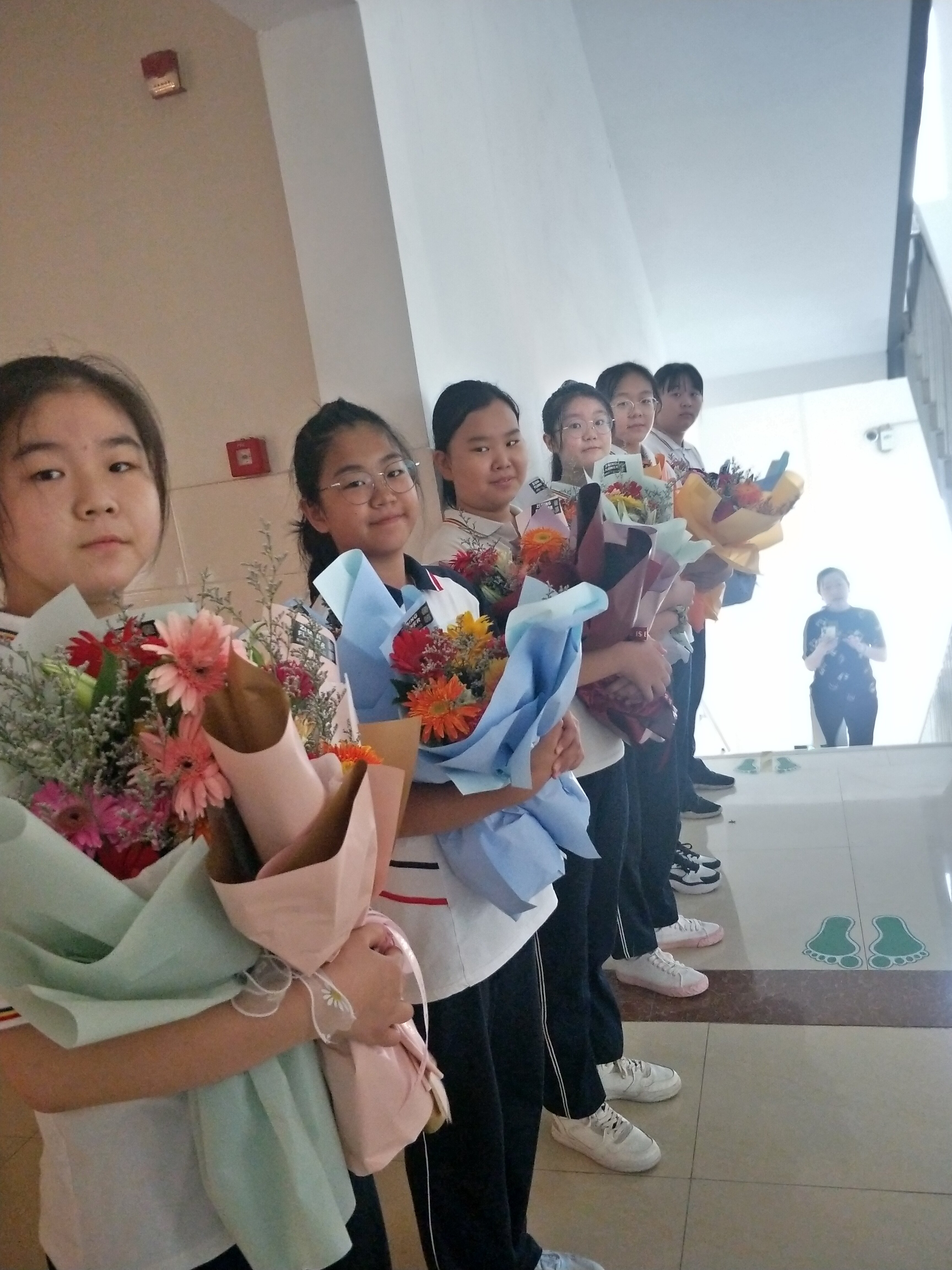 德州四中:学生献花祝福老师节日快乐|德州云-德州晚报全媒体