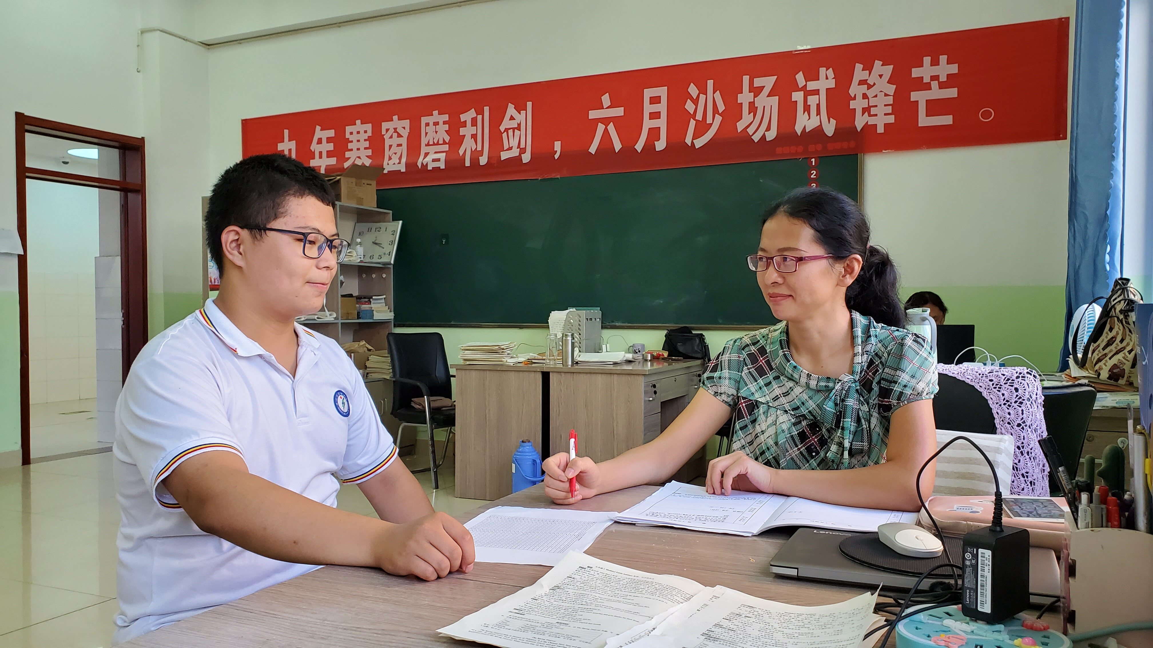 德州四中老师对学生进行交流