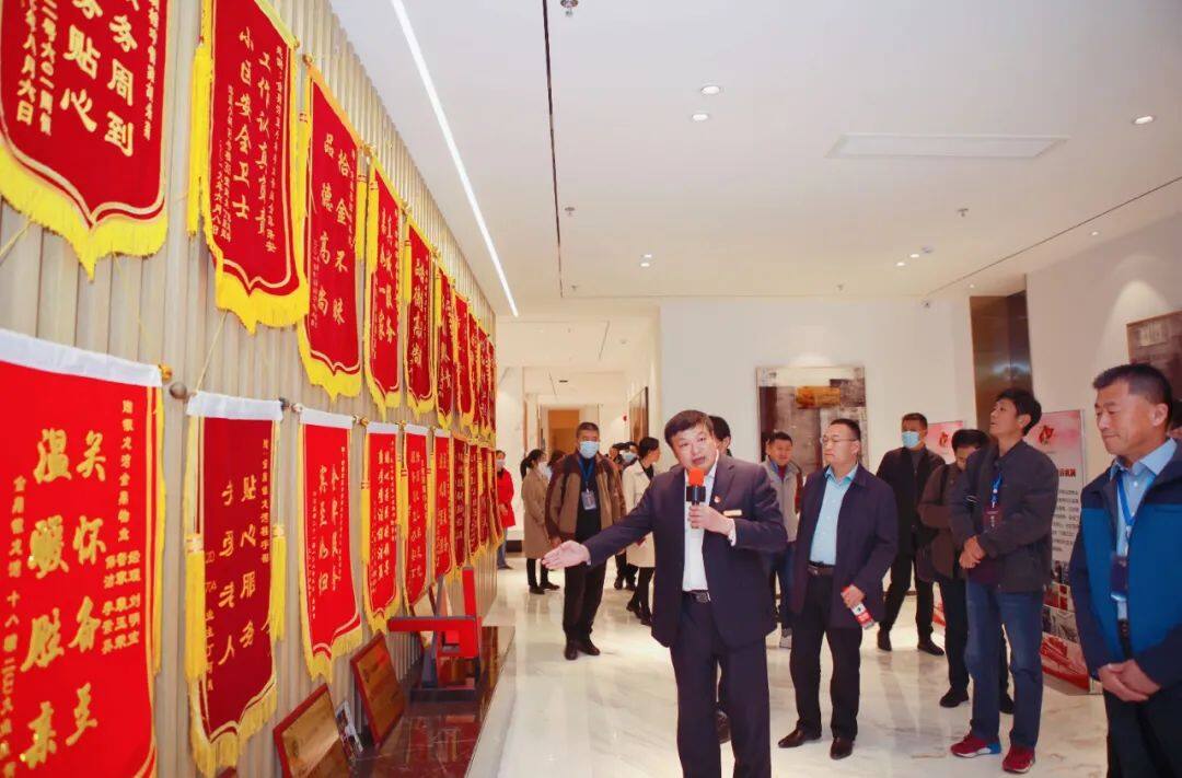 金鼎党群服务中心满墙的锦旗令人深受触动