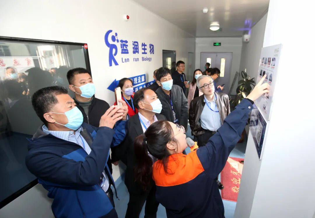 在蓝润集团产品展厅里聆听讲解