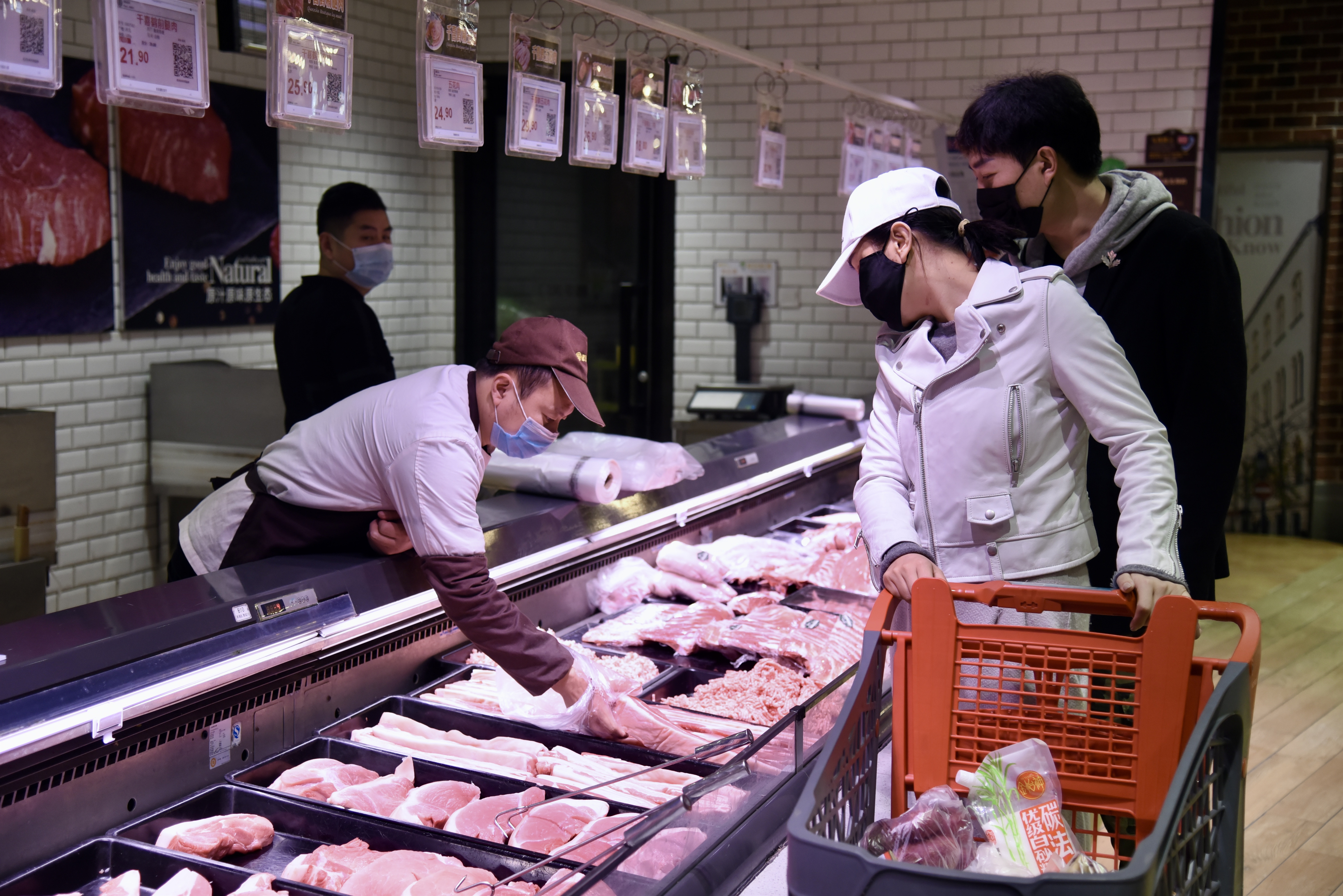 随着猪肉价格的下降,各便民市场及生鲜超市的生肉区热闹了不少.