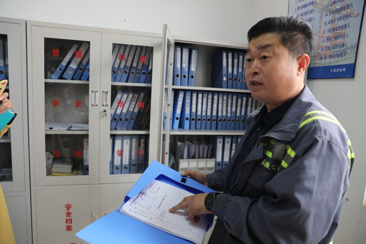 汇诚公司十五分公司经理张书兴展示为员工设置的情绪台账.JPG