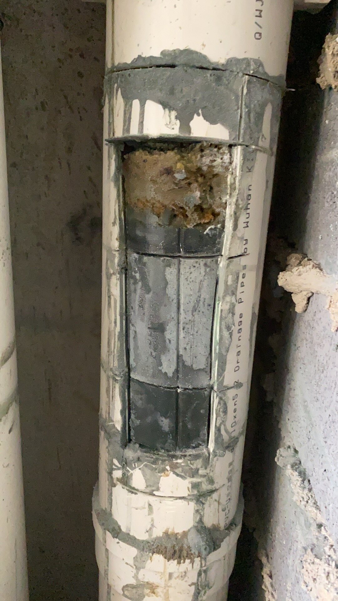 被"建筑垃圾"堵塞的下水管道