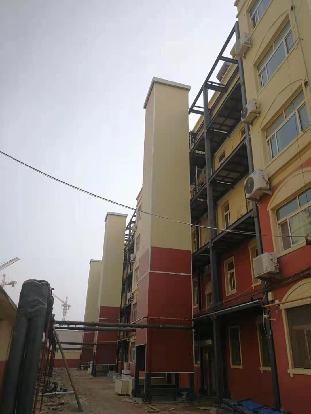 小区内安装电梯.时洪亮 摄