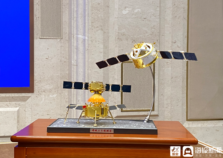发布会现场展示了嫦娥五号探测器模型