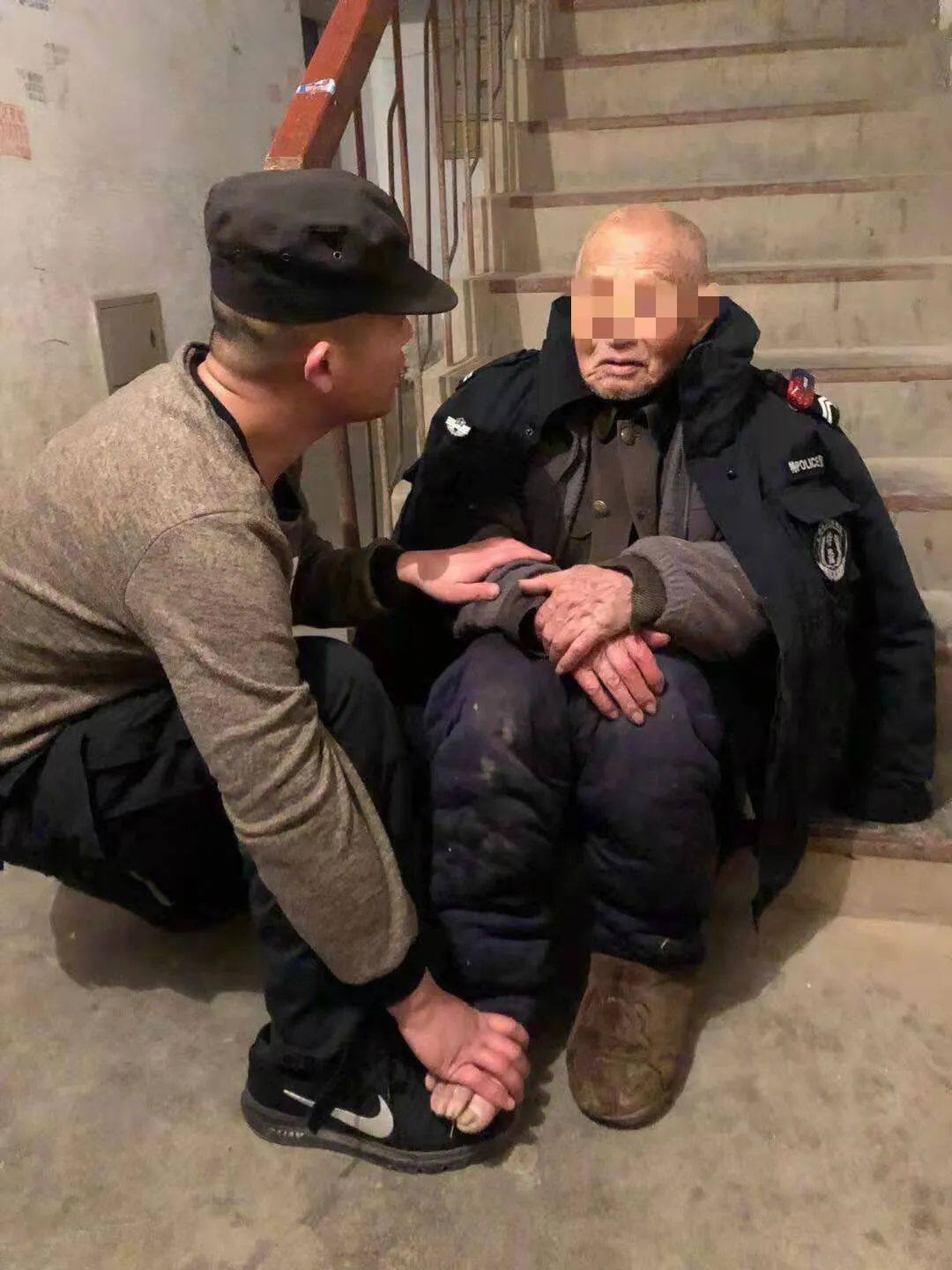 95歲老人光腳走失 民警小哥哥手捂老人腳 捂熱網友心|德州雲-德州晚報