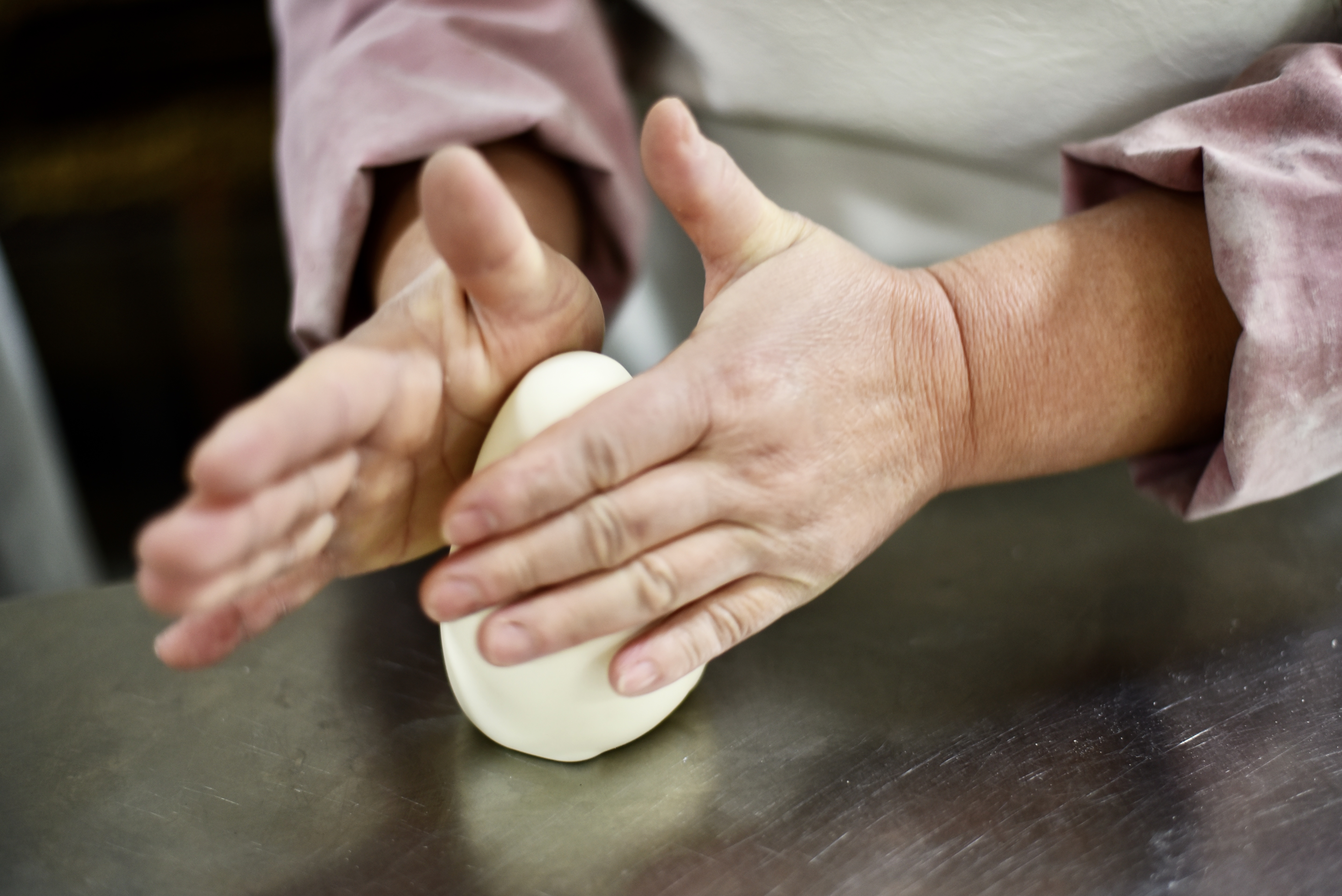花馍要做的形好味正,需经过揉面,雕花,蒸烤,自然摊晾等多道工序.