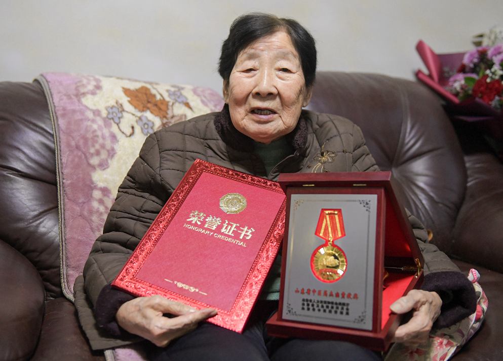 名医简介: "大黄苦参汤"药物组成:大黄,苦参,土茯苓,五倍子,芒硝.