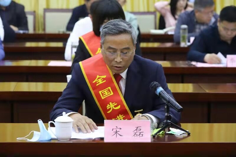 德州市召开五一劳模座谈会杨洪涛出席德州云德州晚报全媒体