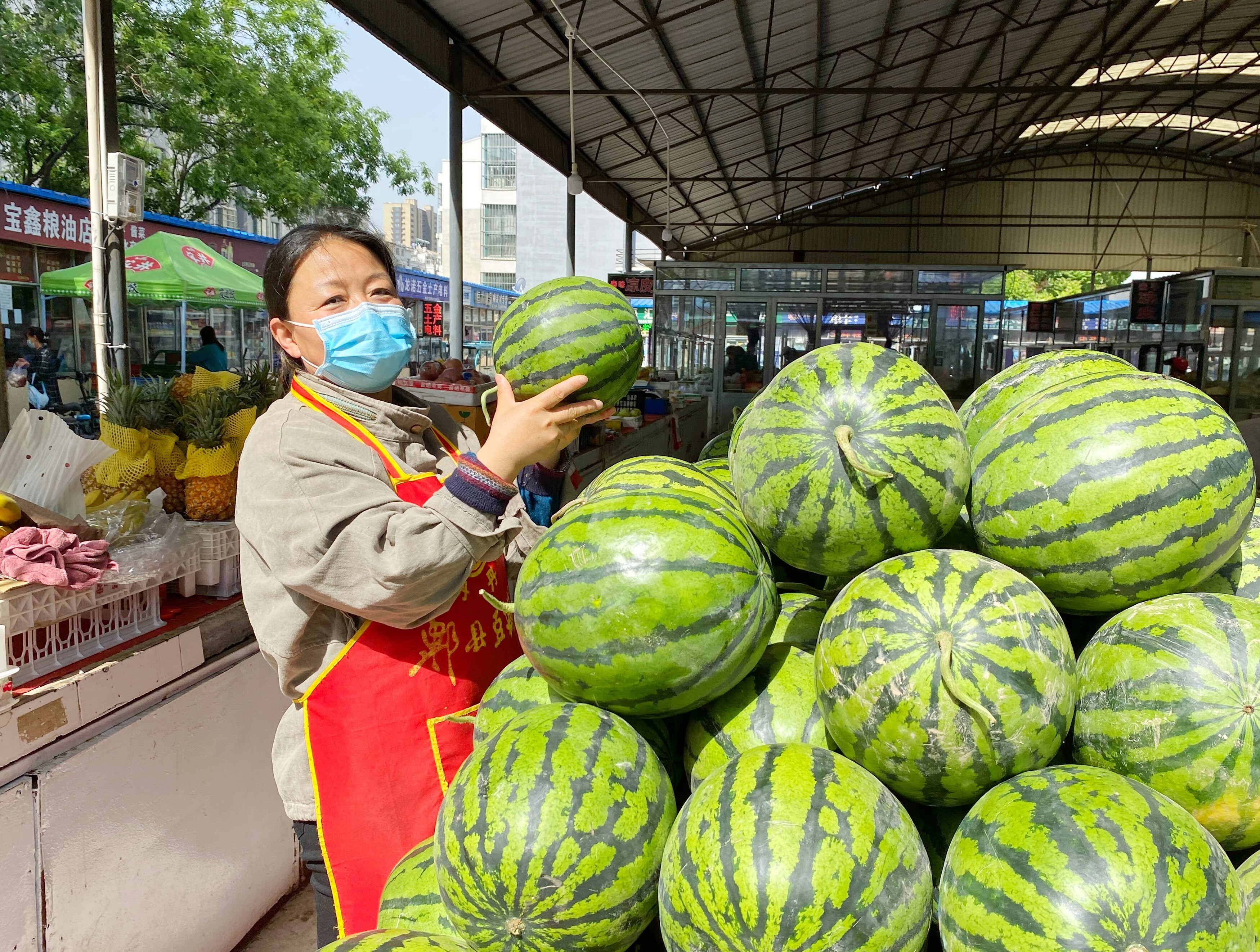 一天过半许多摊位便只剩下零星的几个西瓜,摊贩们告诉记者,虽然各个