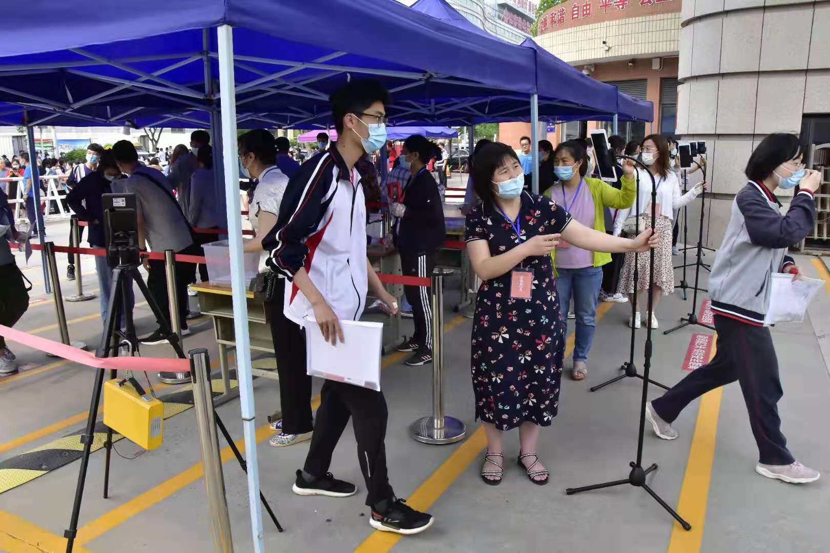 戴口罩测温提交健康承诺书高考疫情防控不放松德州云德州晚报全媒体