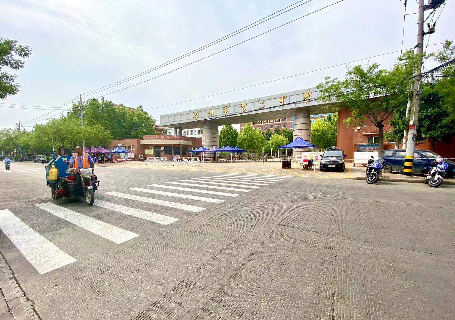 记者注意到,在德州二中考点附近的文具店,奶茶店,商家们将垃圾桶摆放