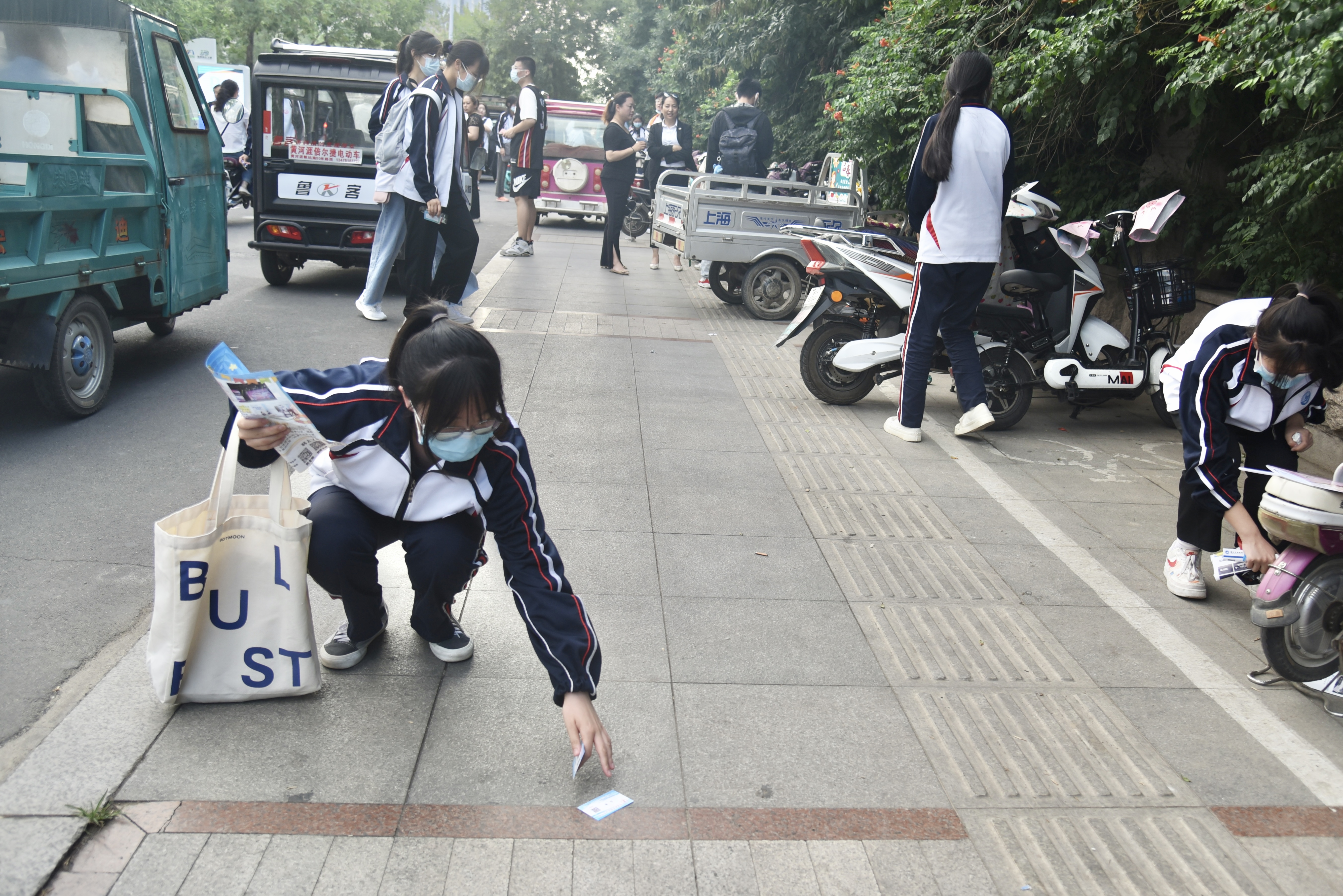 高考结束上起附加课德州这位老师带着学生考场外面捡垃圾德州云德州