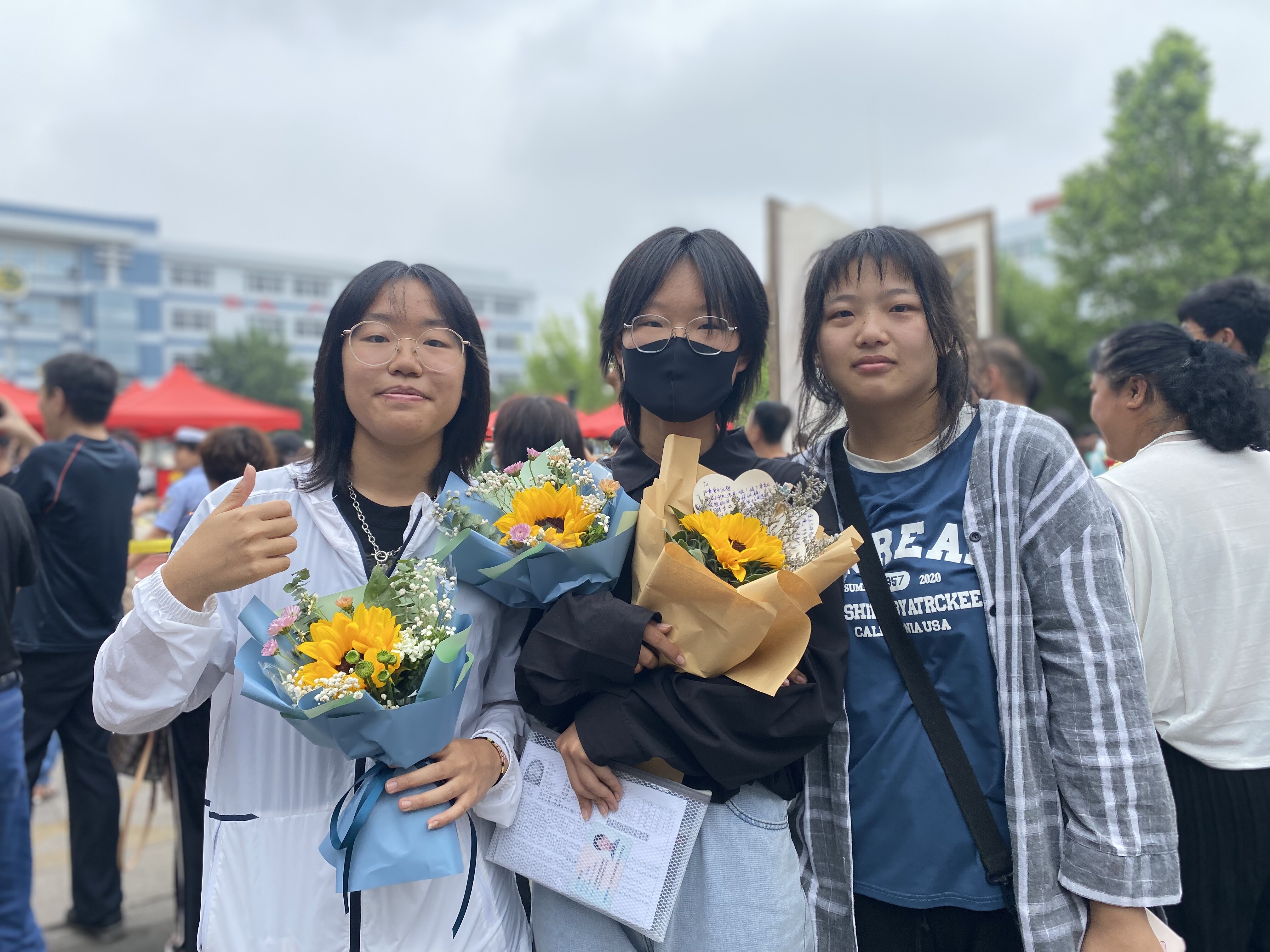 好闺蜜送花迎接考生:打工挣钱请你去旅游|德州云-德州晚报全媒体