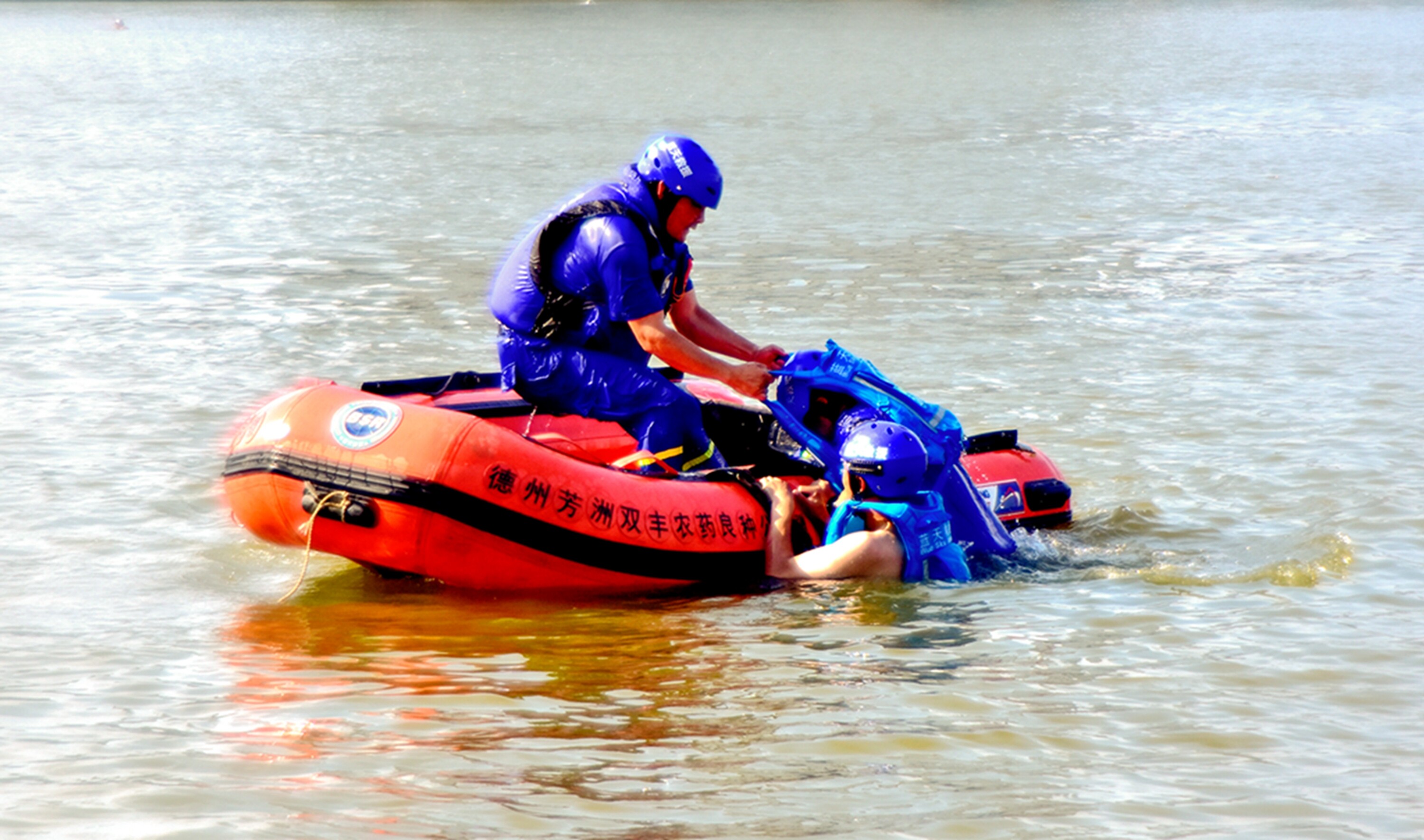 超燃组图水上救生演练新湖景区上演生死时速德州云德州晚报全媒体