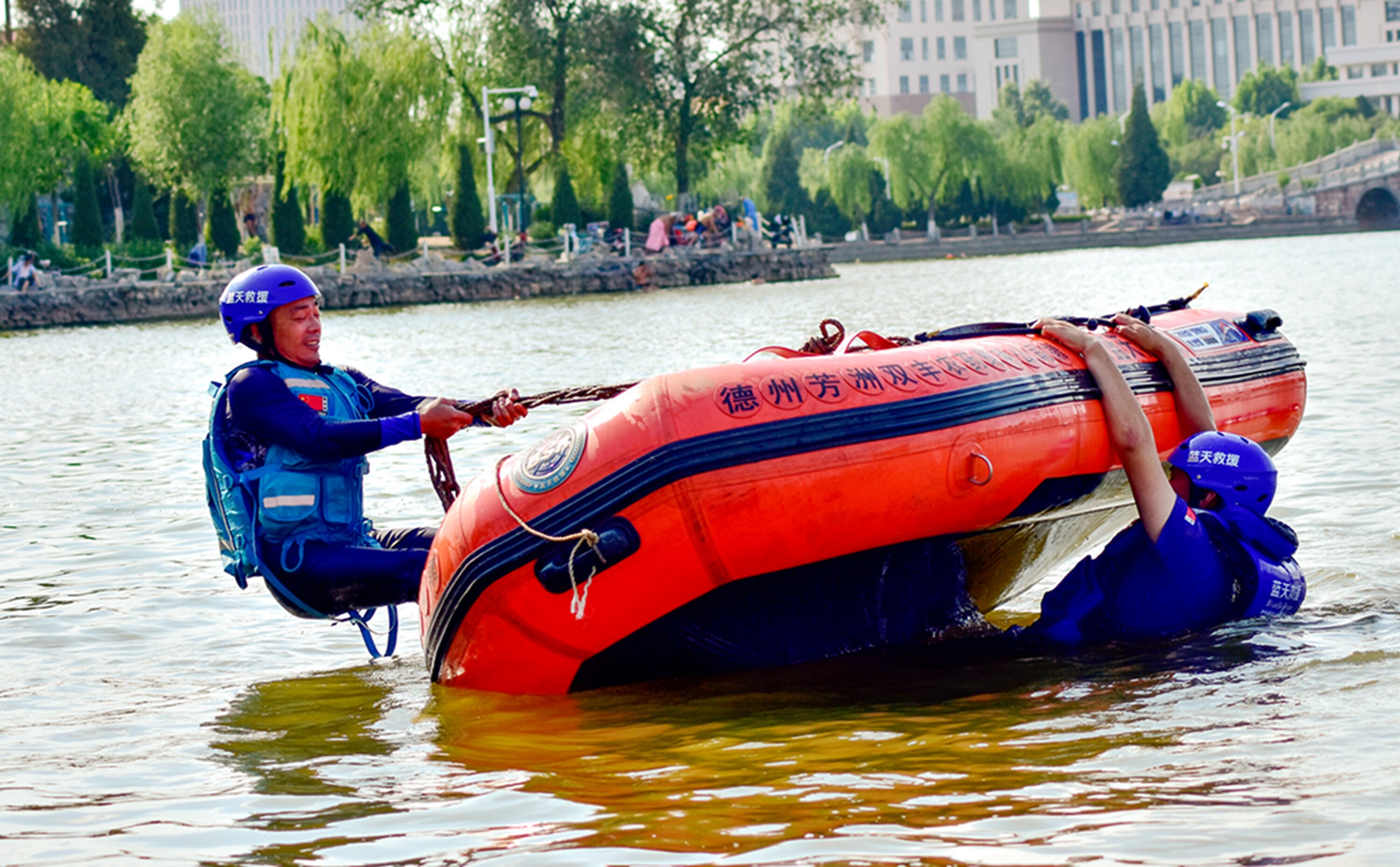 超燃组图水上救生演练新湖景区上演生死时速德州云德州晚报全媒体