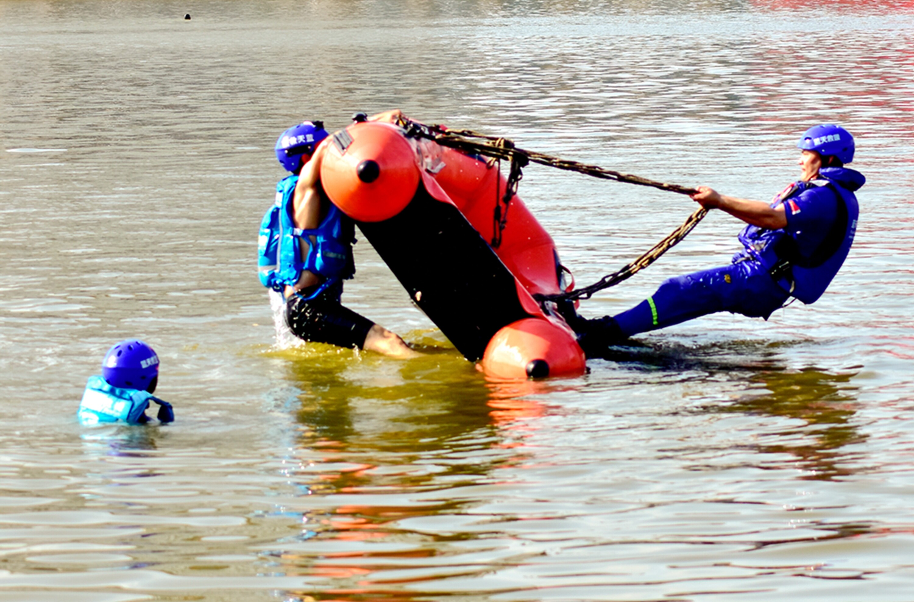 超燃组图水上救生演练新湖景区上演生死时速德州云德州晚报全媒体