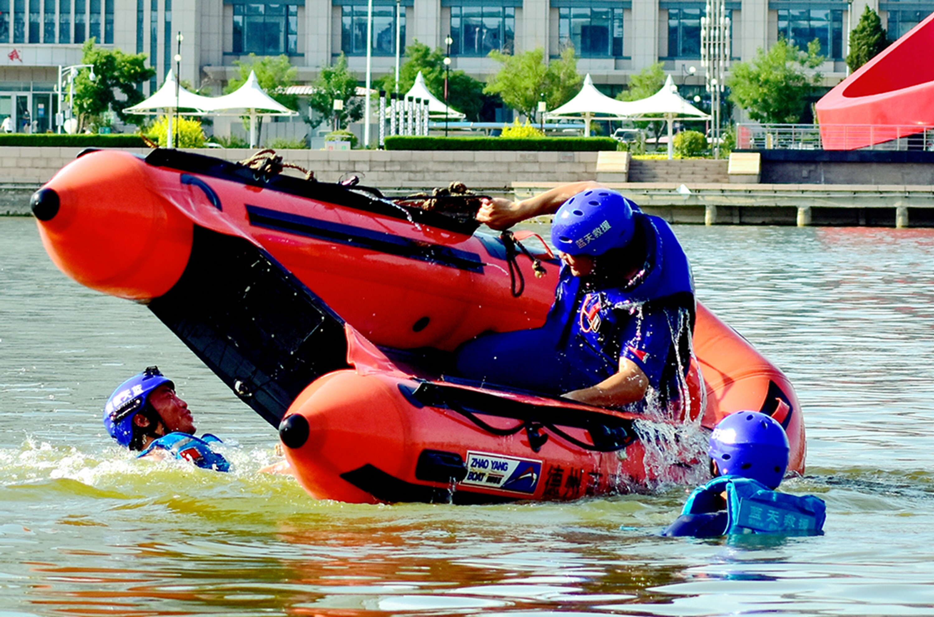 超燃组图水上救生演练新湖景区上演生死时速德州云德州晚报全媒体