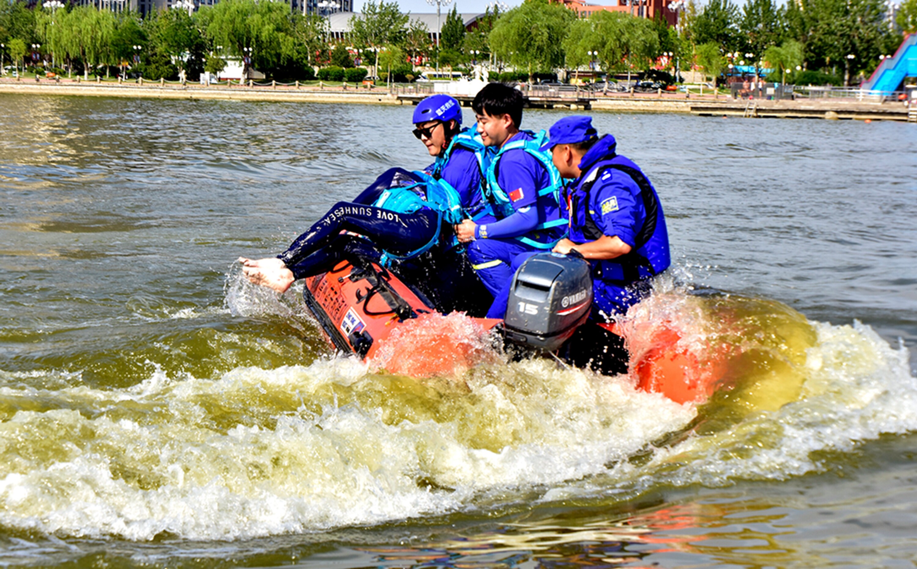 超燃组图水上救生演练新湖景区上演生死时速德州云德州晚报全媒体
