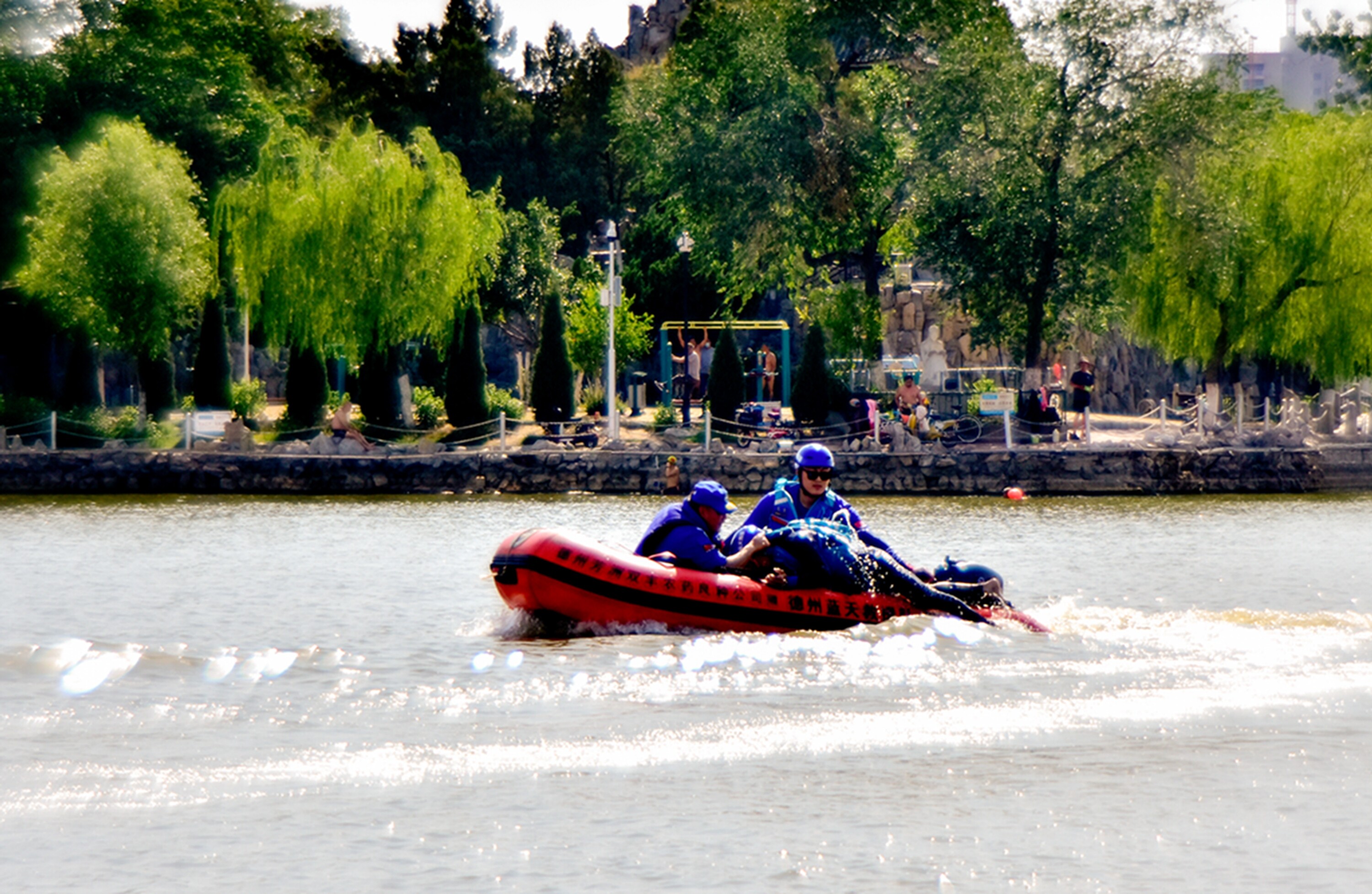 超燃组图水上救生演练新湖景区上演生死时速德州云德州晚报全媒体