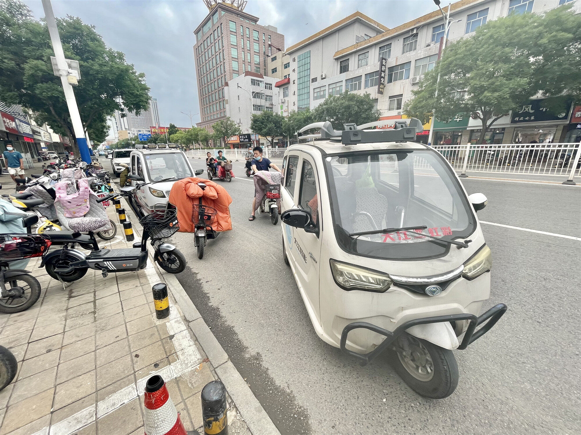 曝光台 | 不上车牌,没后视镜,无视交规……德州低速电动车管理难题待